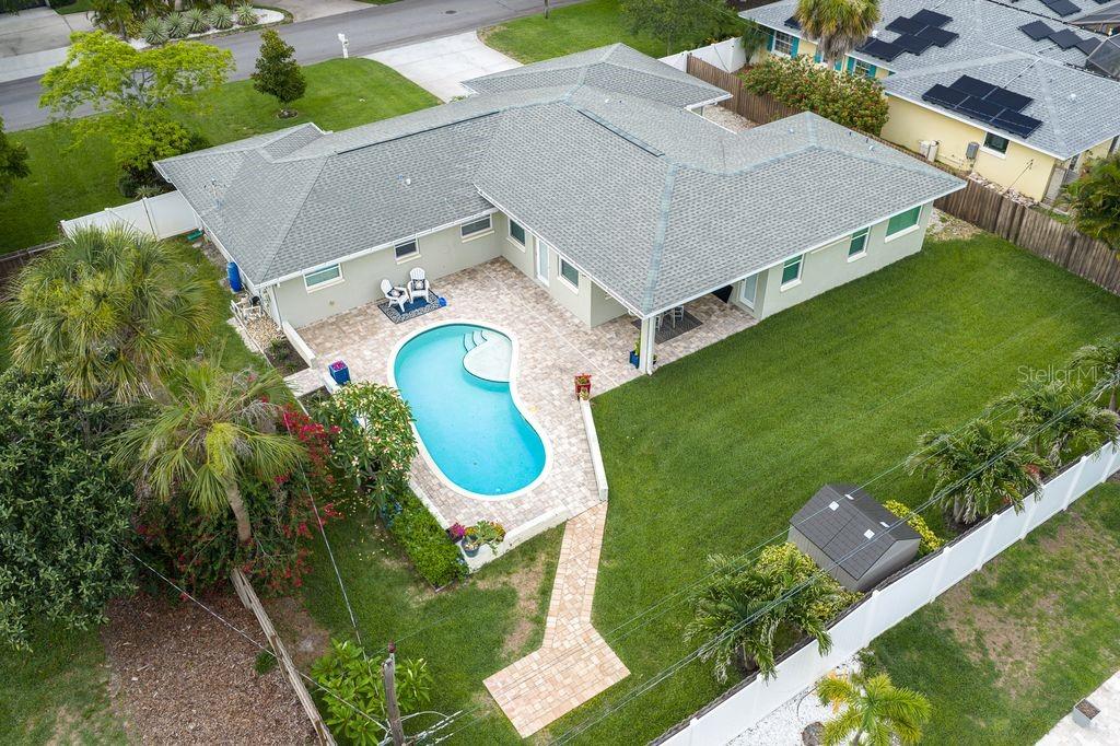 Imagine the fun! Lots of room for family gatherings, pets to enjoy or week end Barbeques!