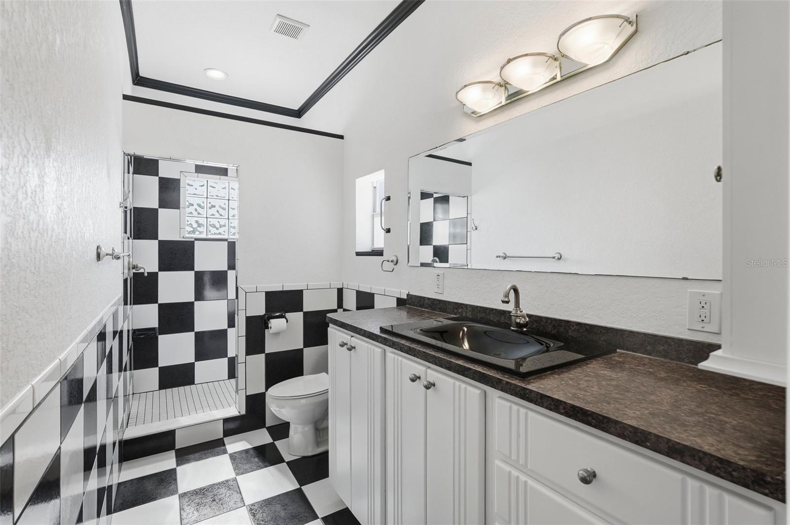 Upstrairs ensuite