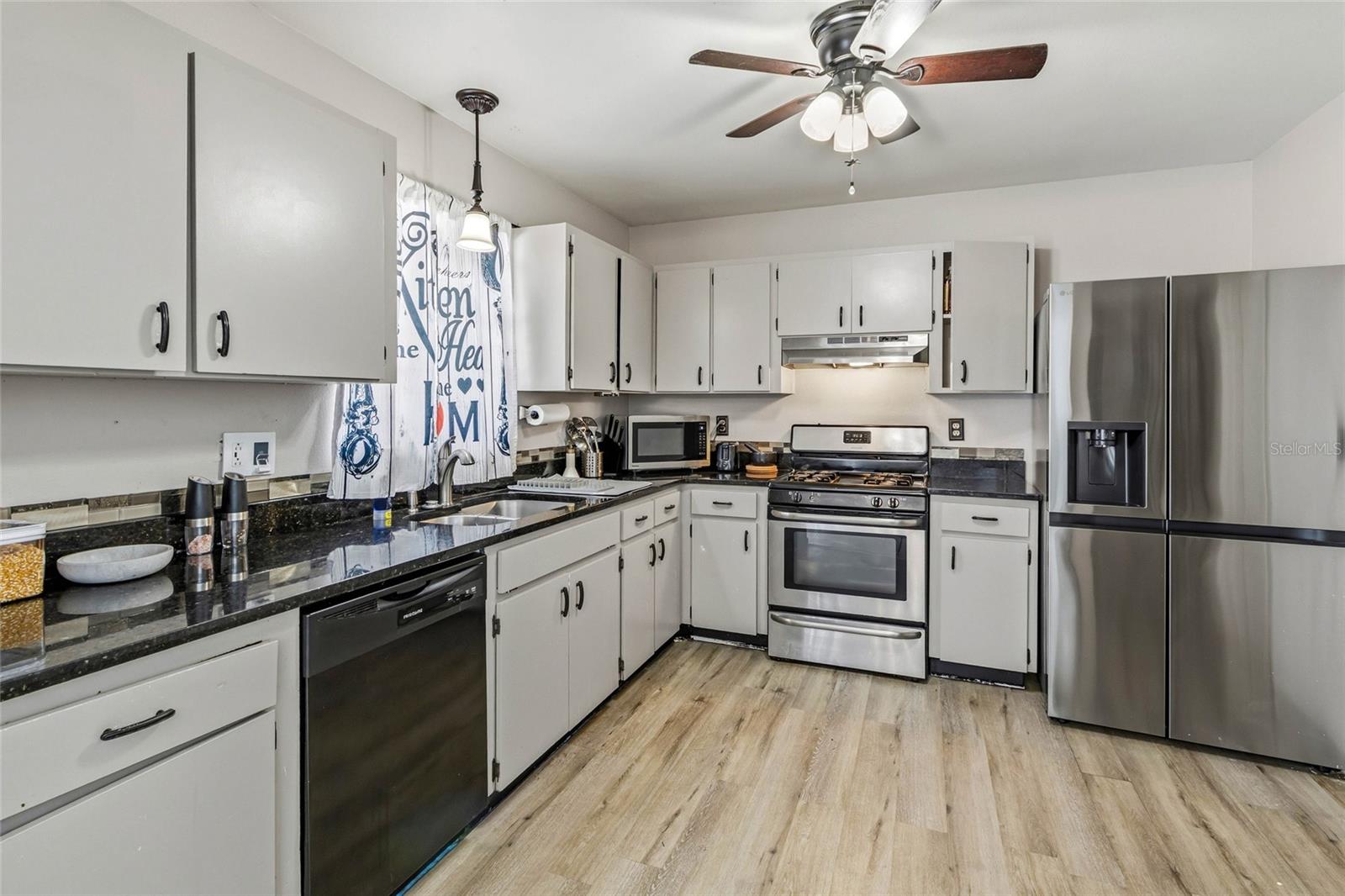 Stone Countertops/ Gas Appliances Equipped Kitchen