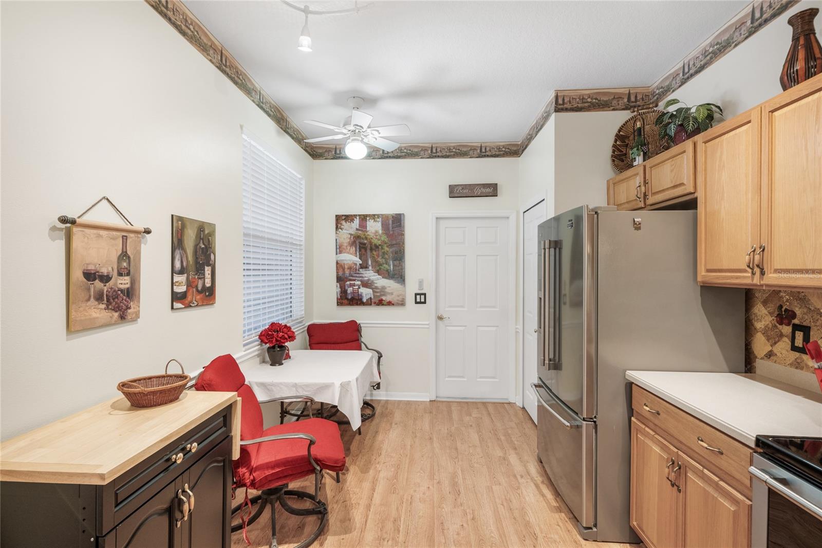 KITCHEN WITH EAT-IN BREAKFAST AREA