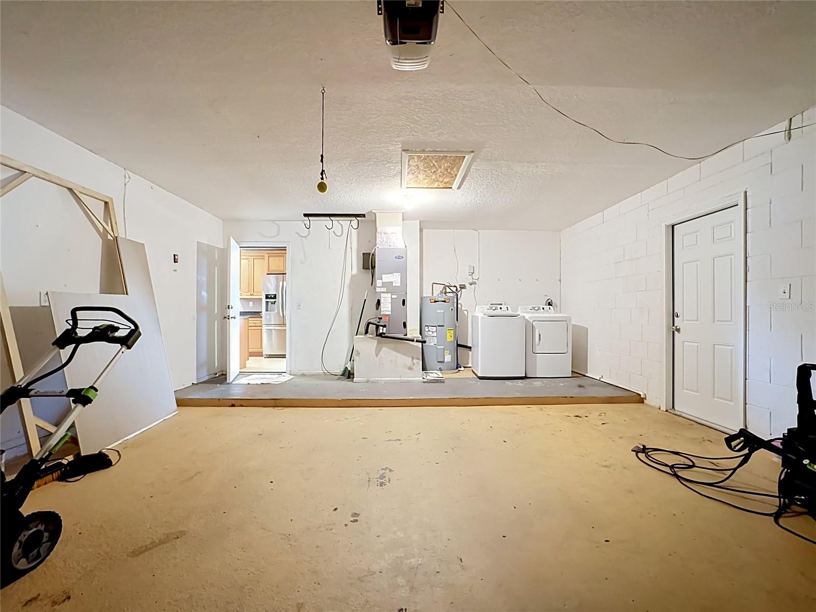 Oversized Garage | Laundry