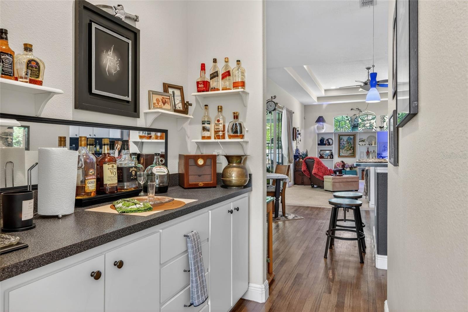 Dry Bar/Butler's Pantry