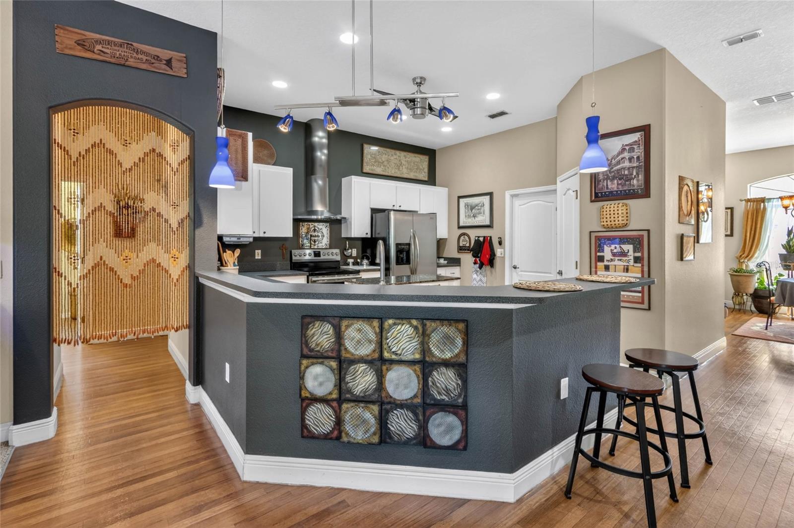 Kitchen w/Island Breakfast Bar