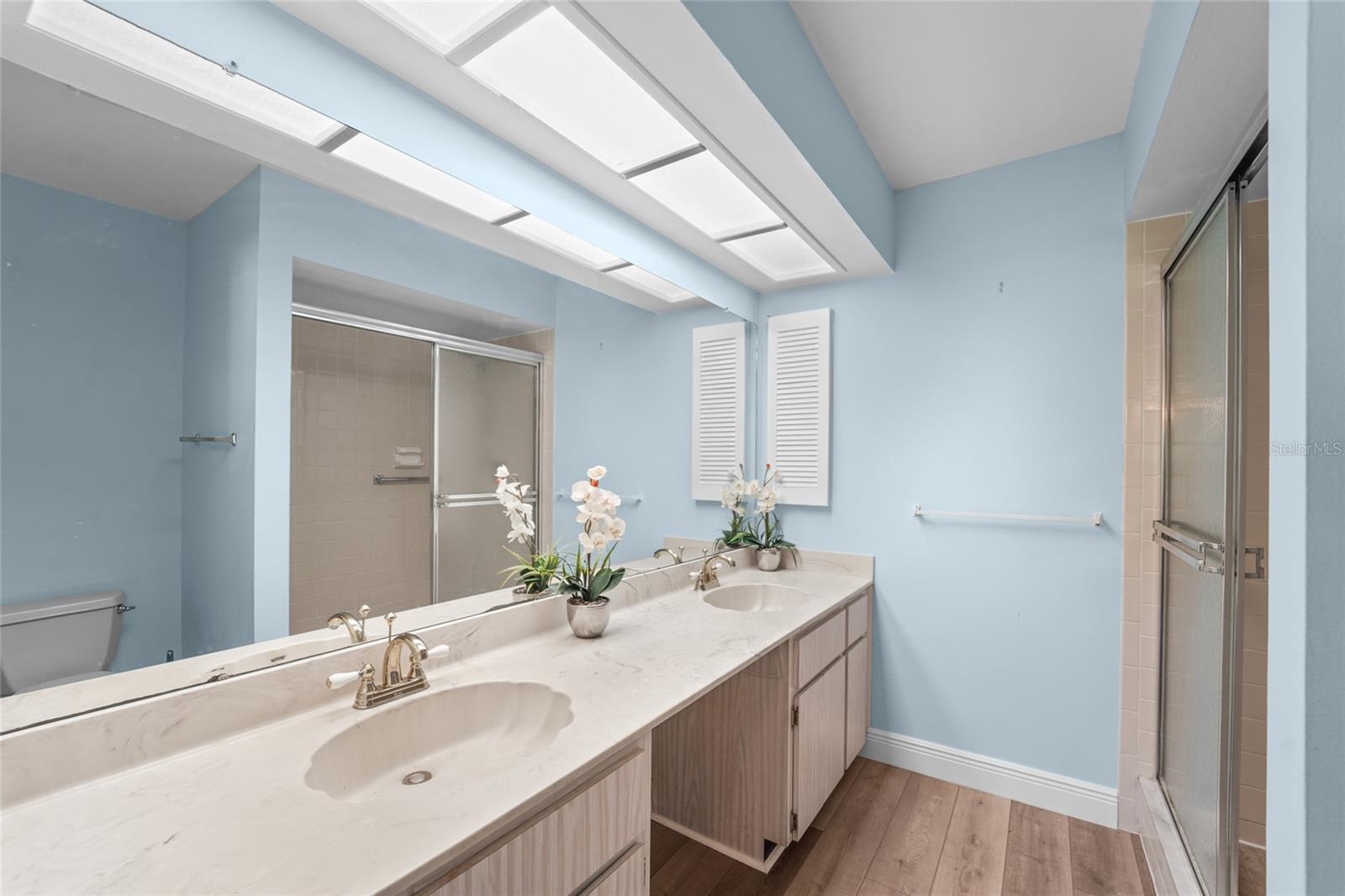 Dual vanities