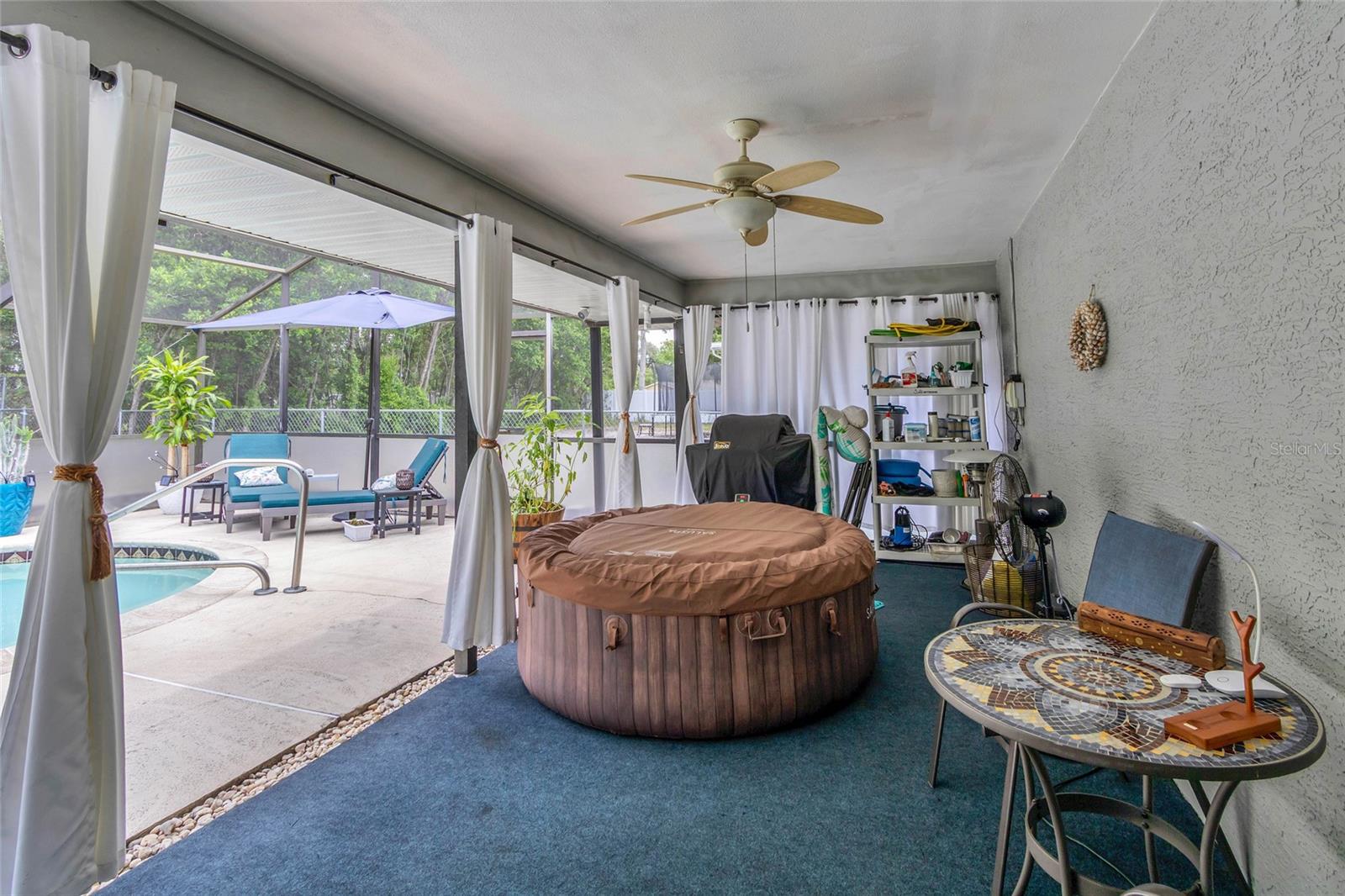 Rear Porch w/Hot Tub