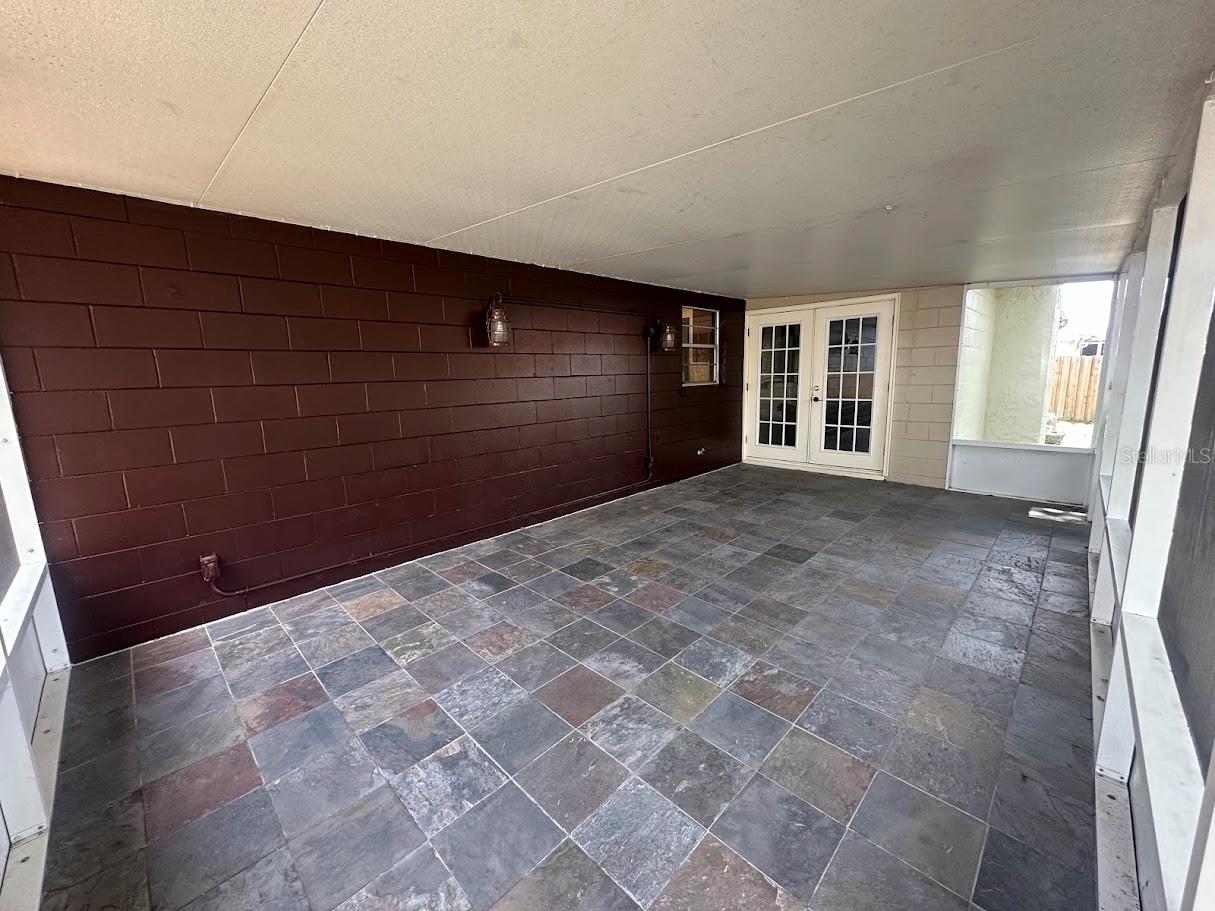 Large Cov'd Srn'd Porch