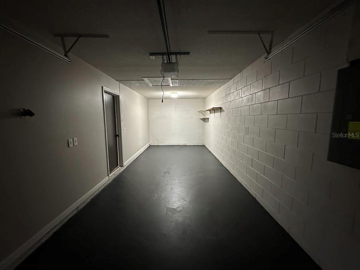 Deep Garage - Room for a workshop