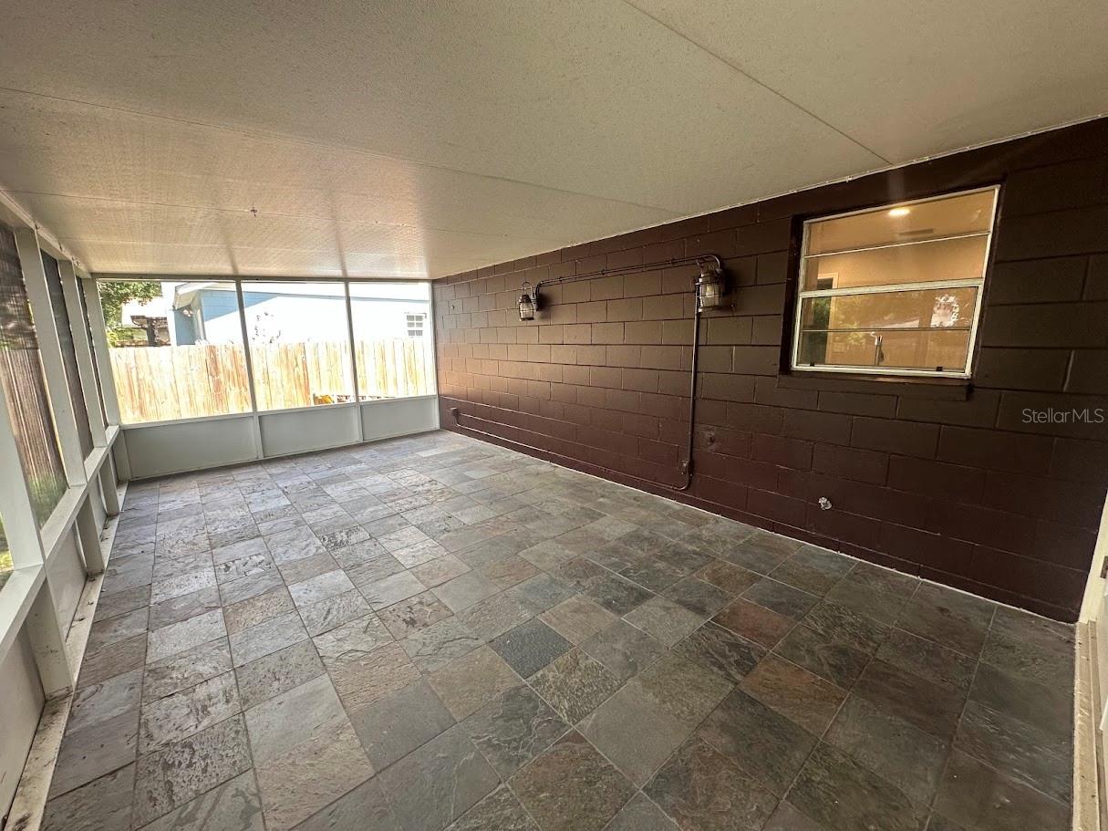 Large Cov'd Srn'd Porch
