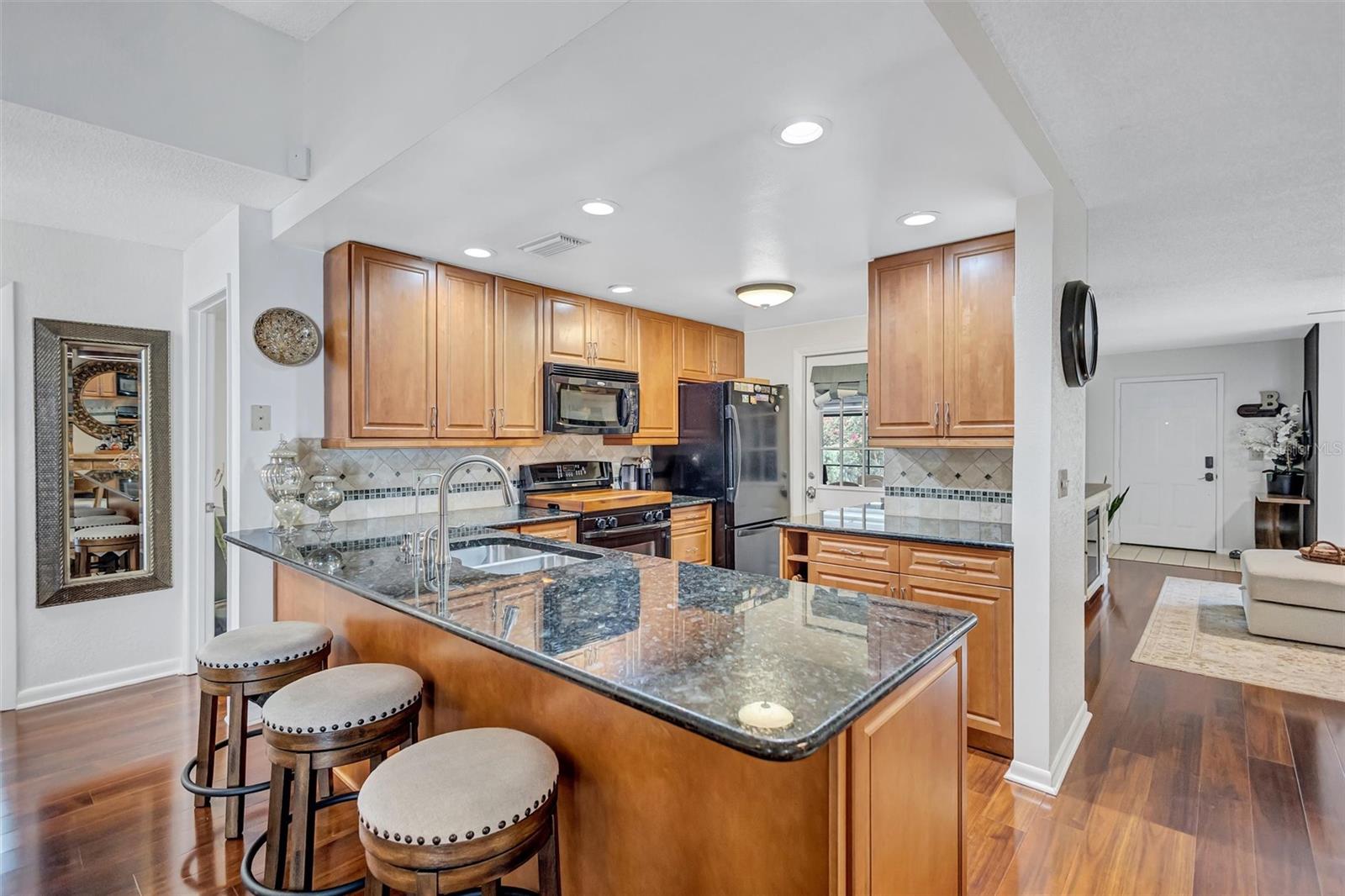 Kitchen with breakfast bar