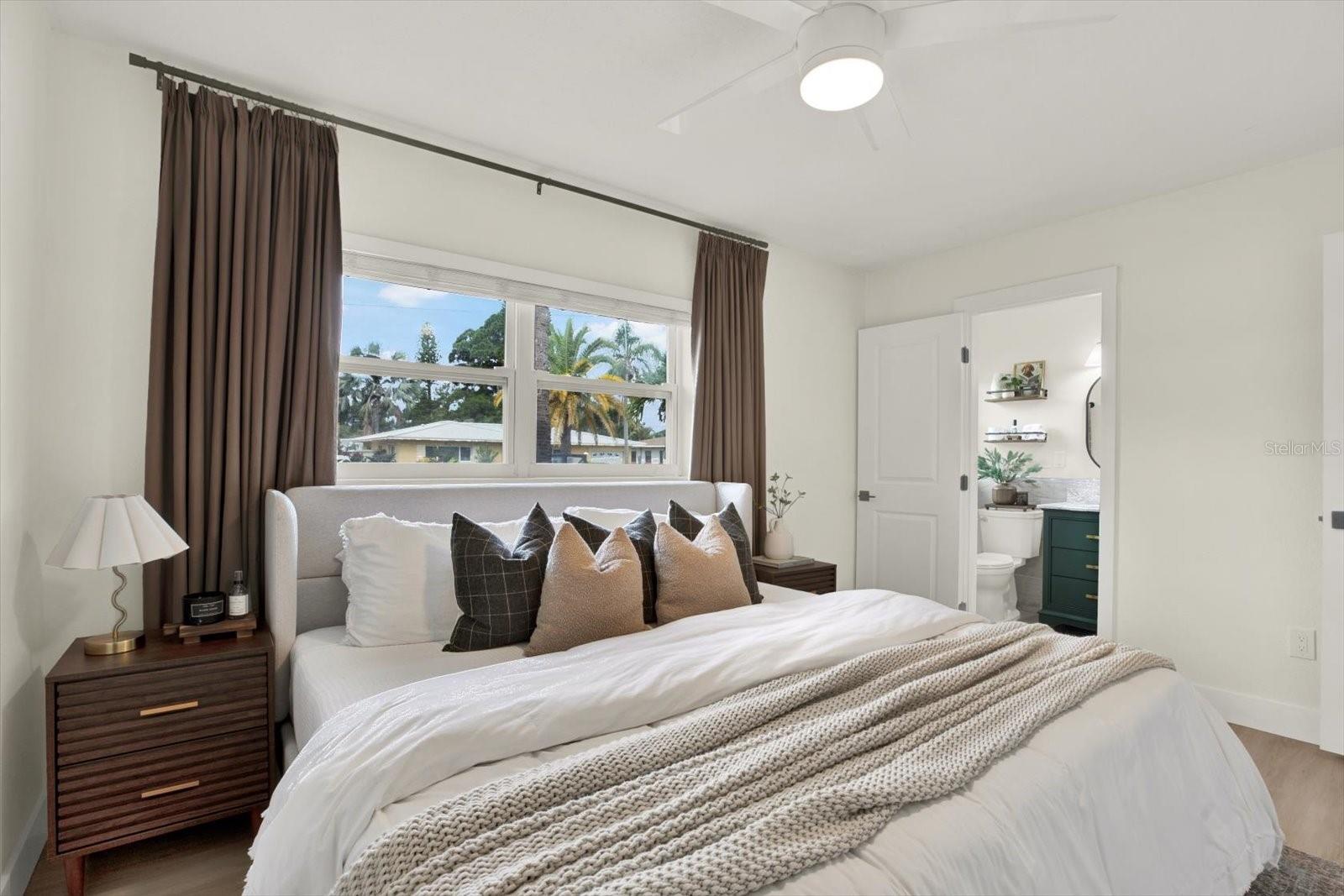 Second bedroom with en-suite bathroom