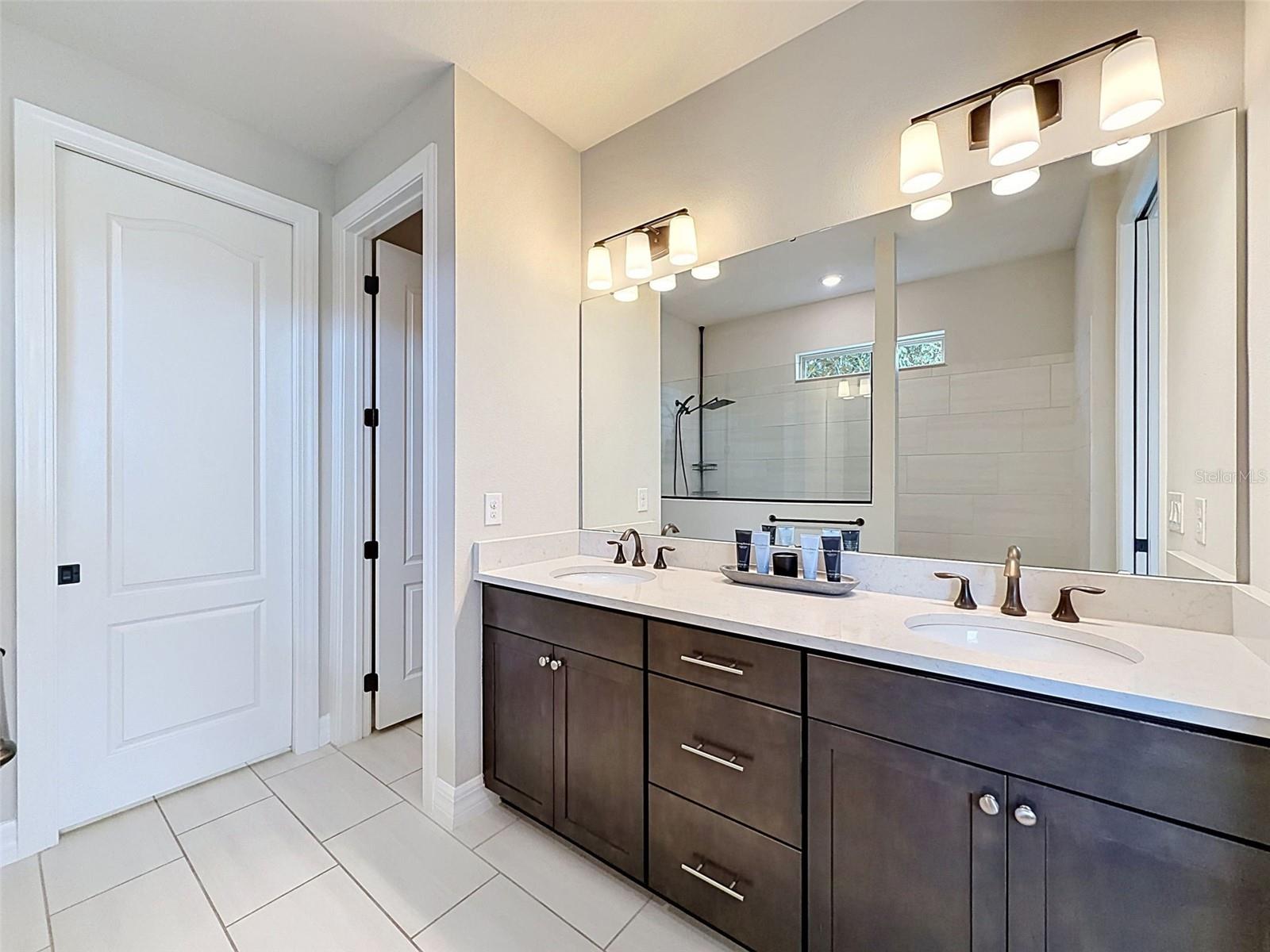 En suite primary bathroom