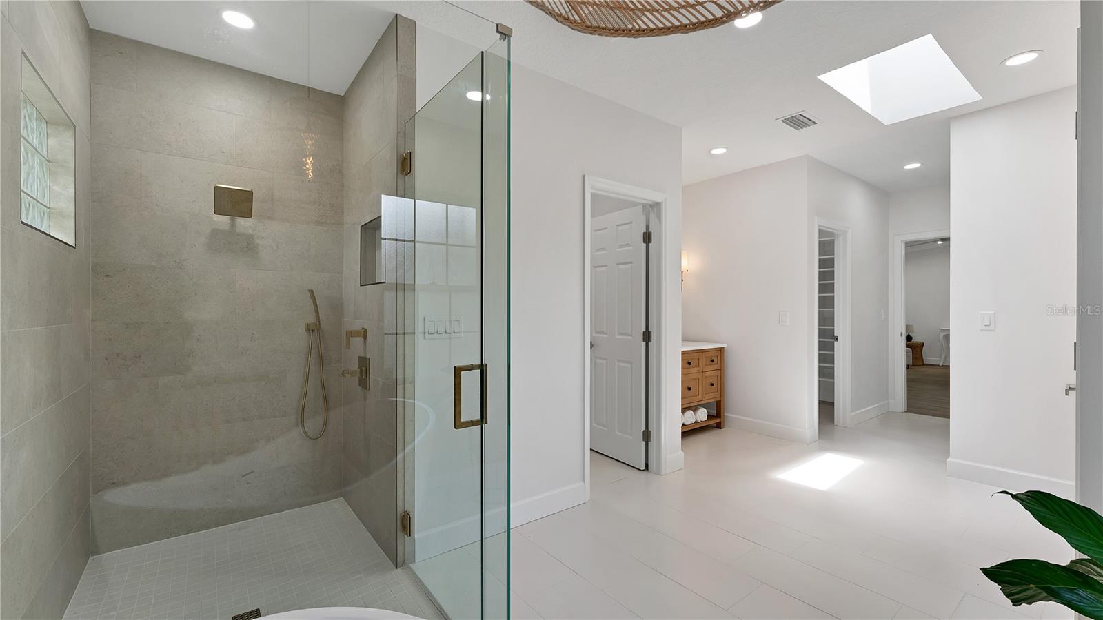 Primary en-suite bath