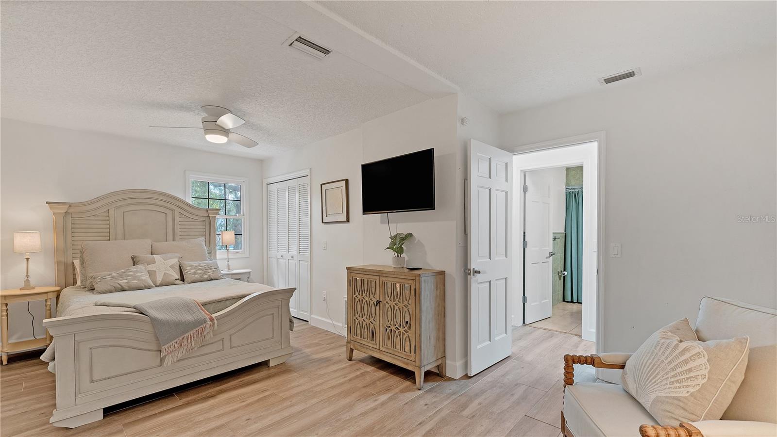 First floor guest bedroom (previously staged)