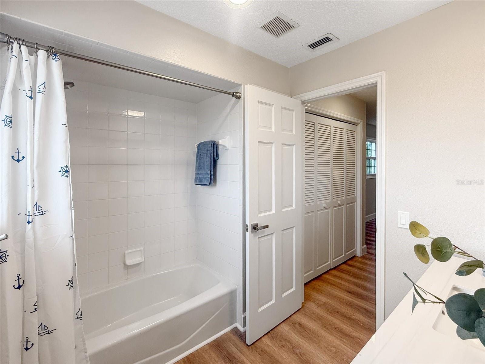 Upstairs en-suite full bathroom for bedroom 3