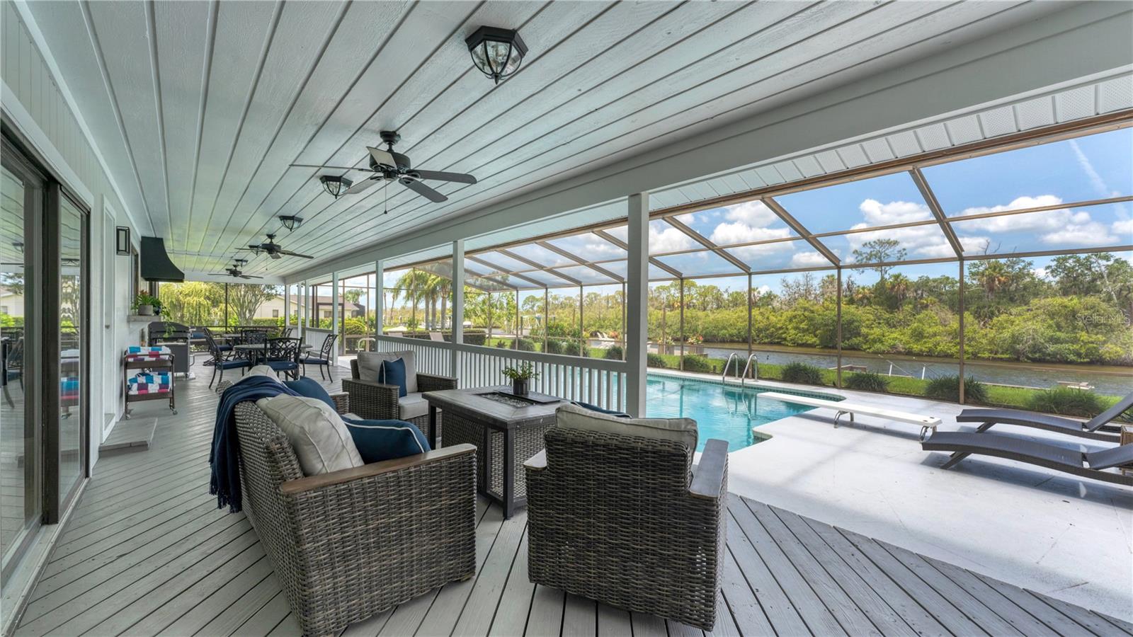 Outdoor covered porch area(previously staged)