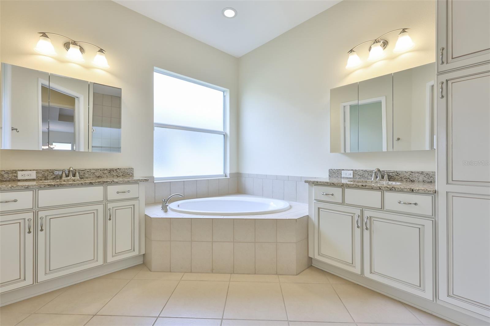 TB8516262