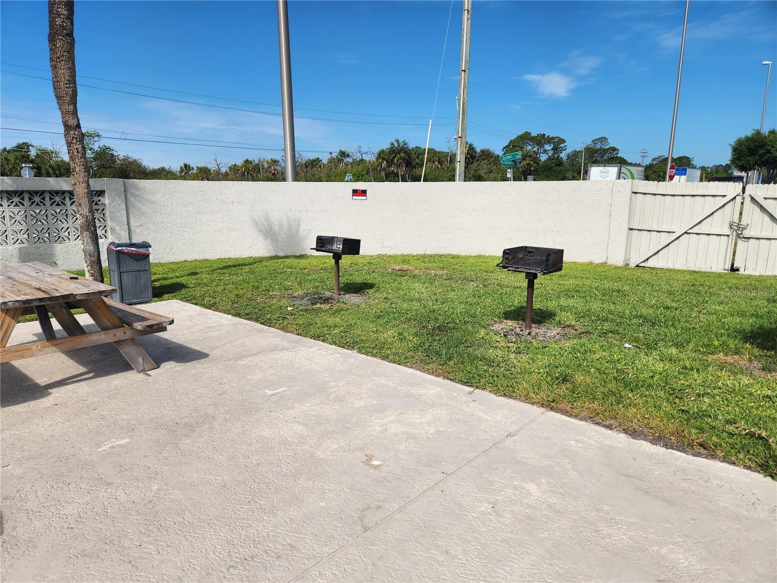 Pool & Picnic Area
