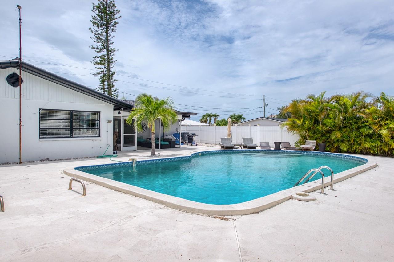 TB8516367