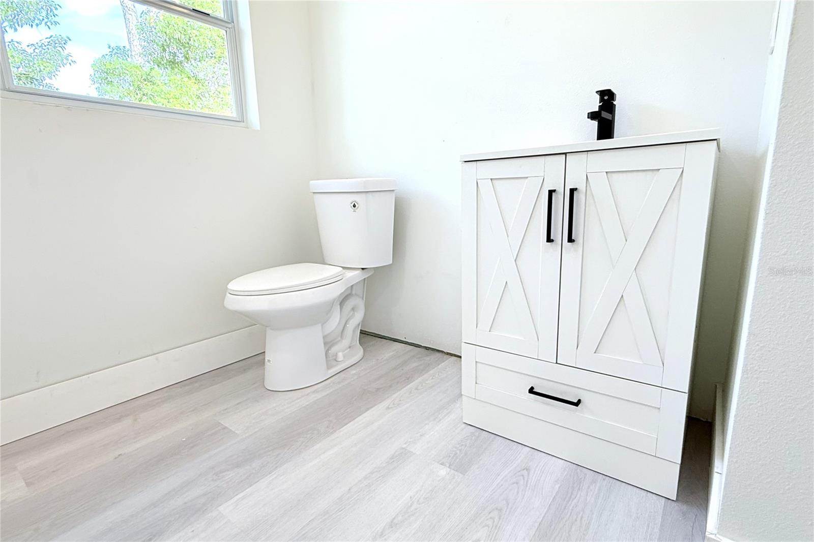 TB8516401