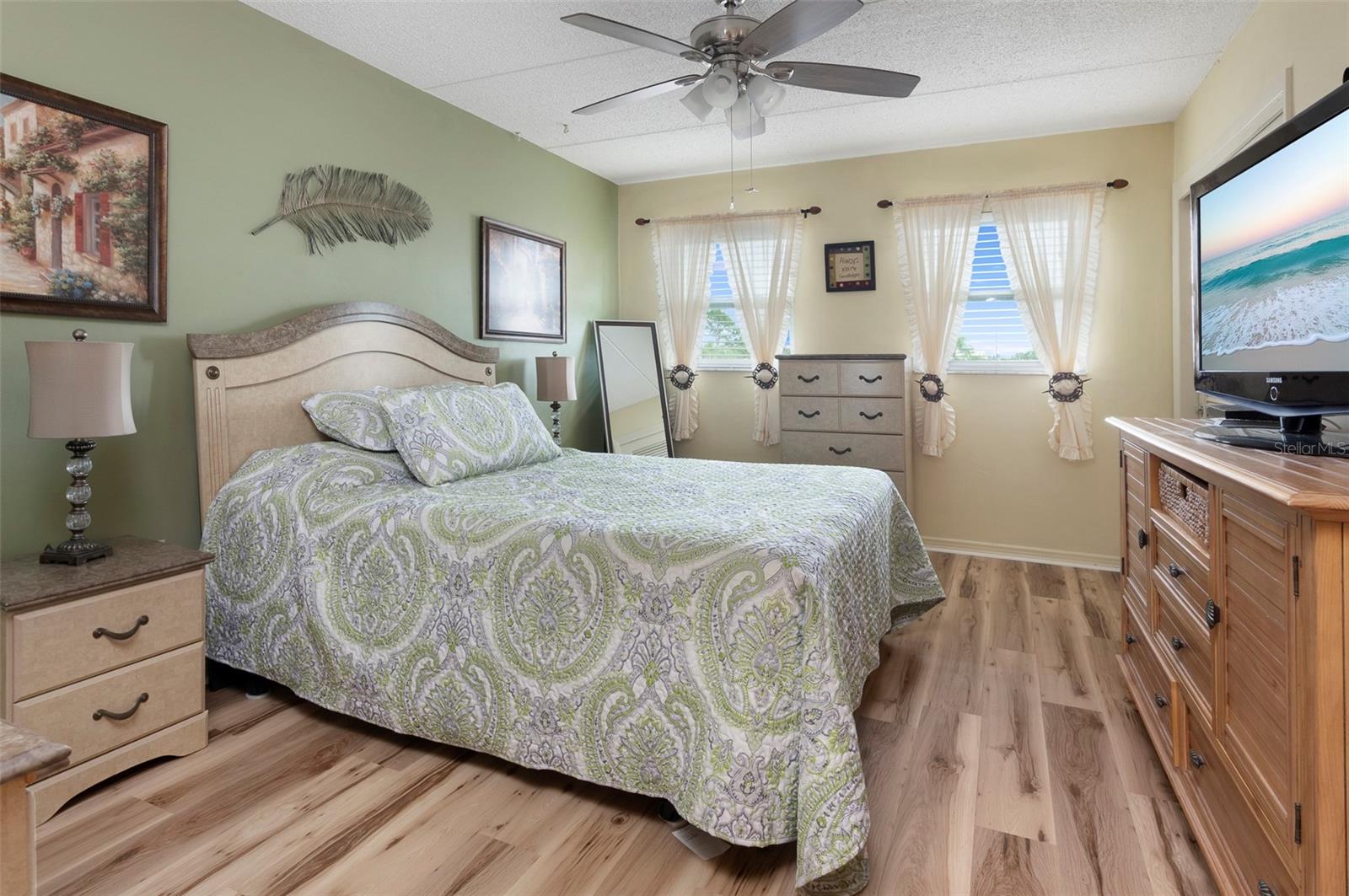 Spacous Primary Bedroom!