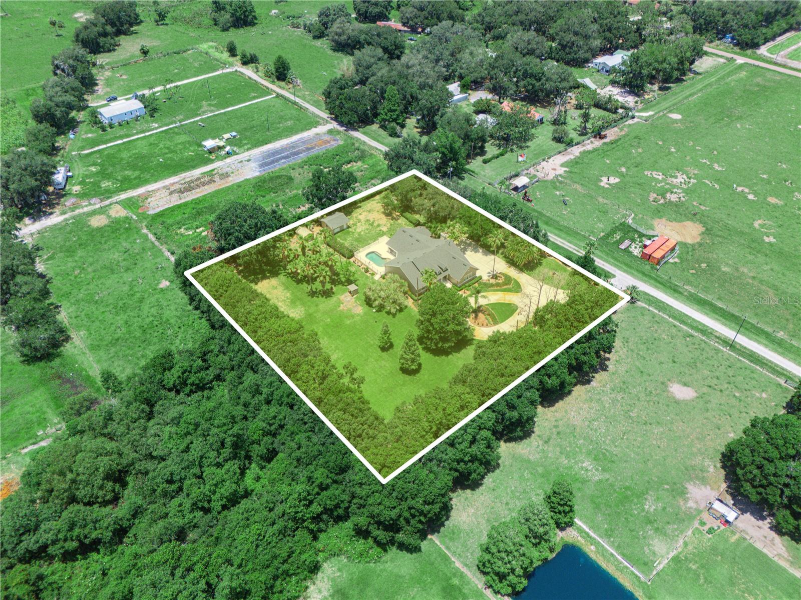 Tranquil country living within 3 minutes drive to I-4. Walk to Keel Farms for a glass of wine or two!