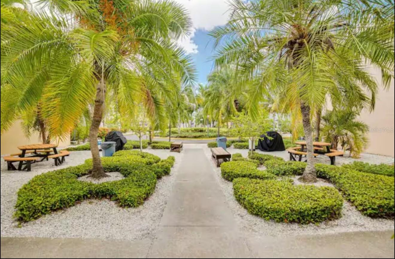 Beautiful resort with gas grill and picnic area