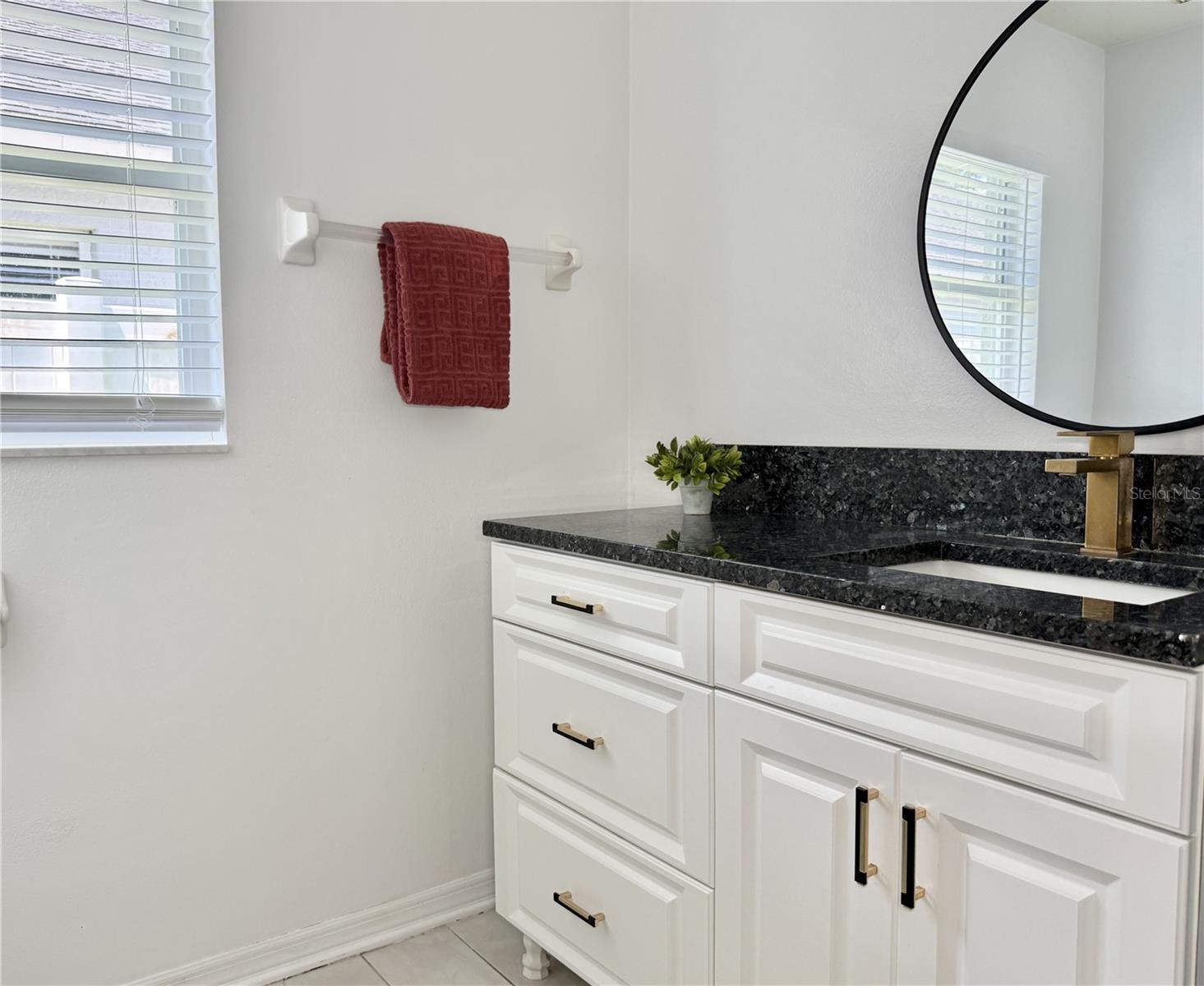 Full Guest Hallway Bath