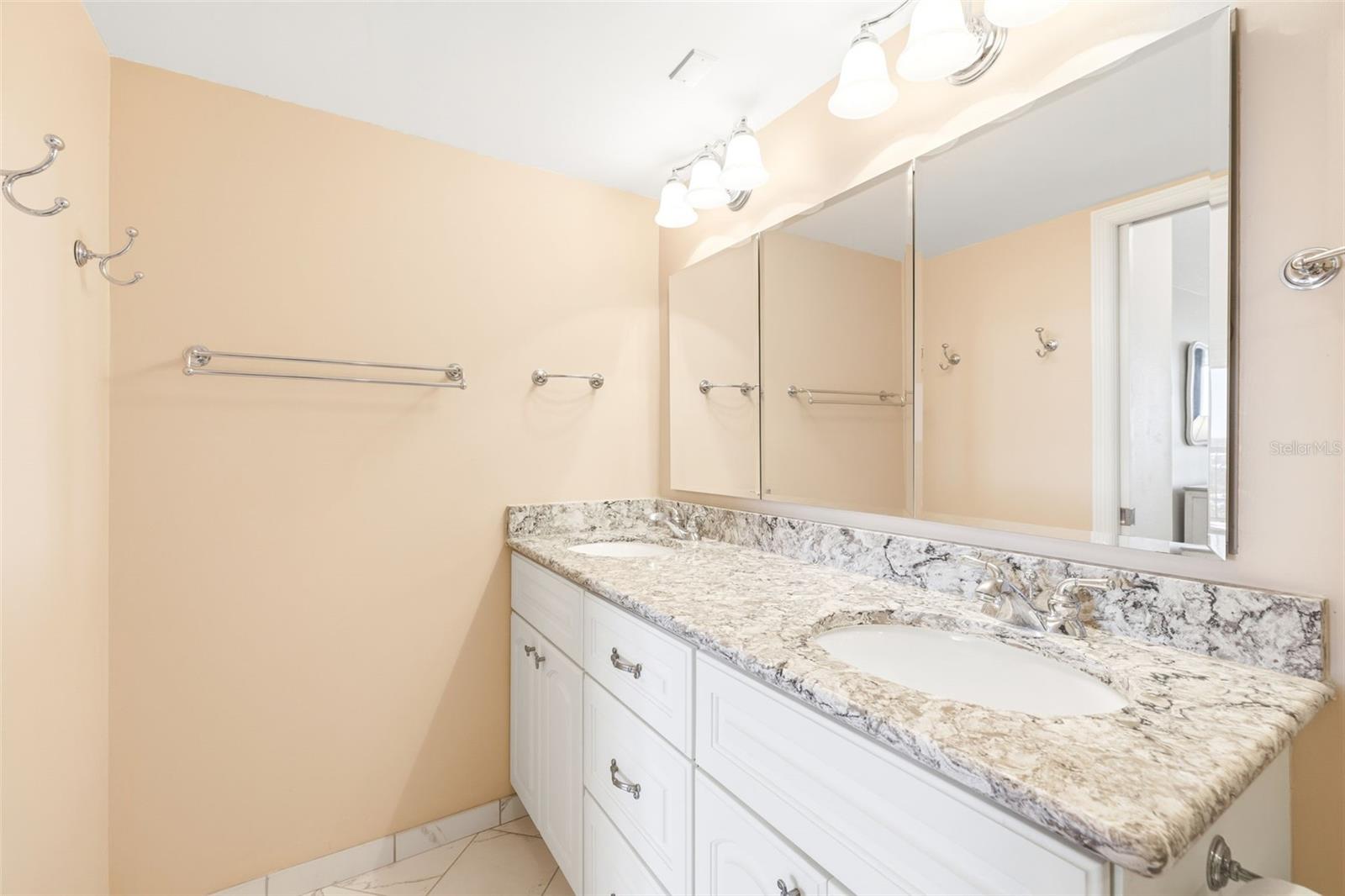 Dual sinks in primary bath