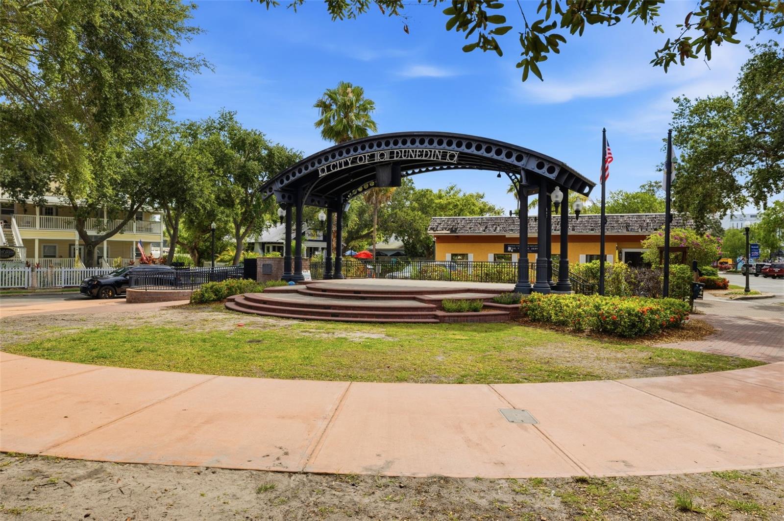 Amphitheater / Farmers Market & Live Music