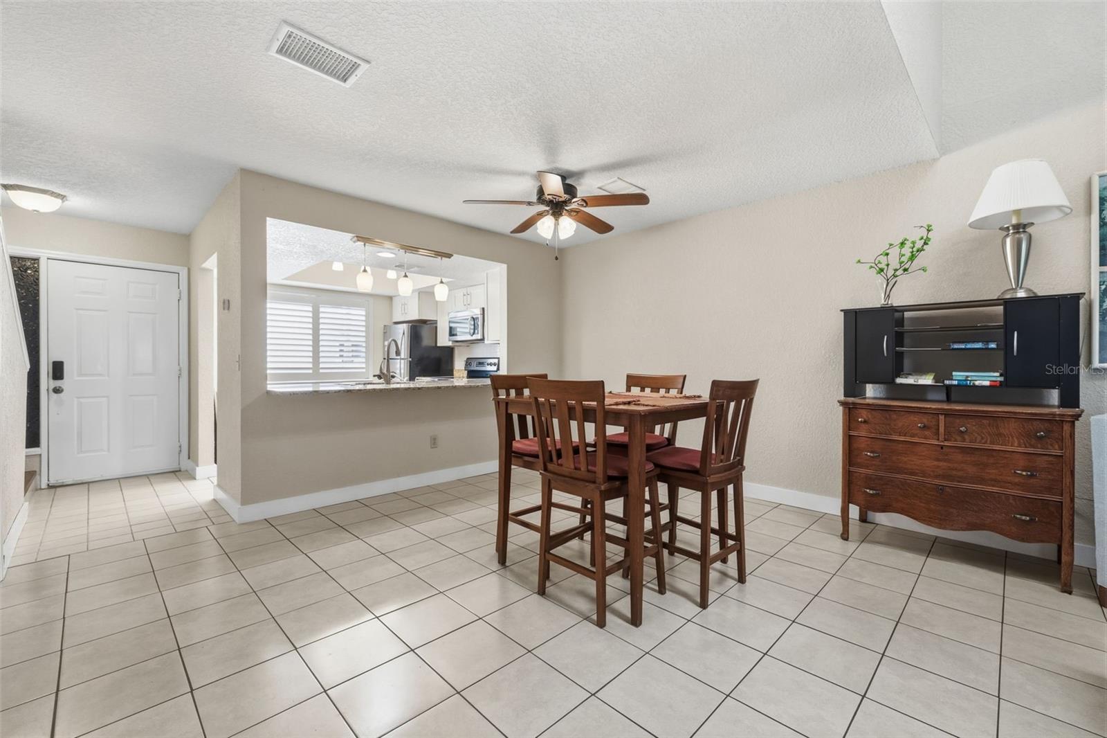 Dining Room & Breakfast Bar
