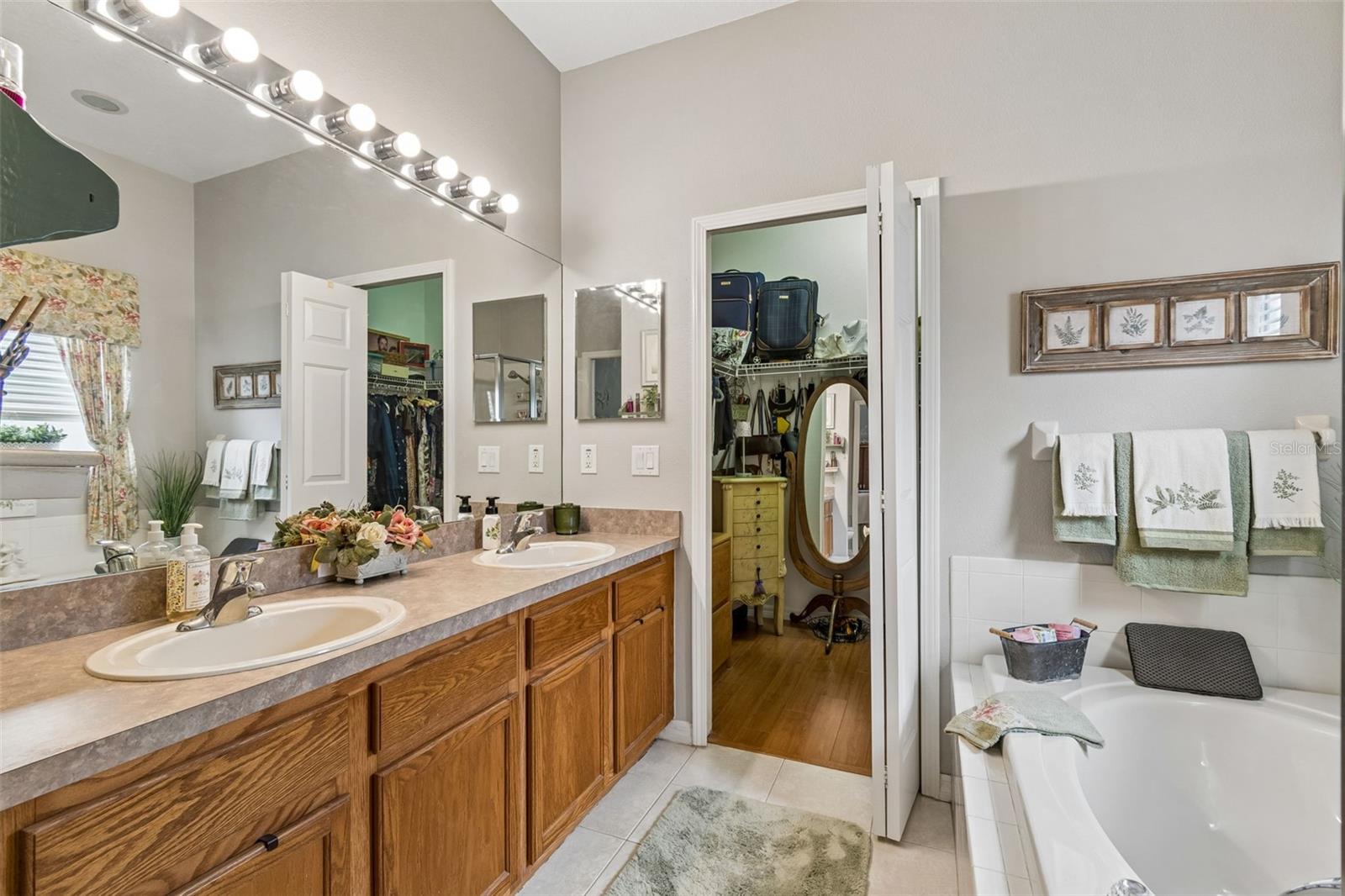 En suite with double sinks and walk in closet