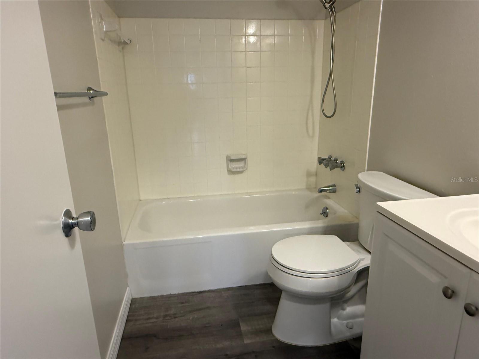 Bathroom 2 with tub
