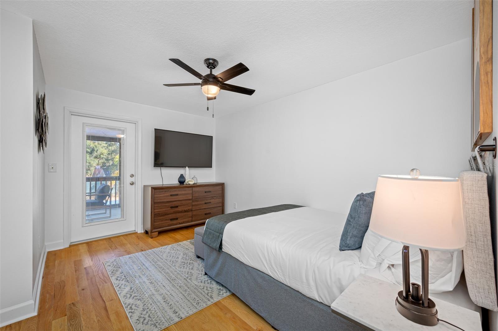 TB8516759