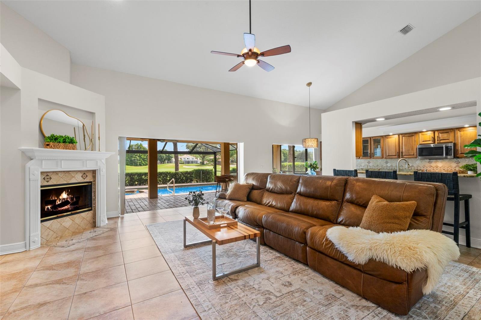 Relax watching tv with the kitchen just behind you and the view to the right!