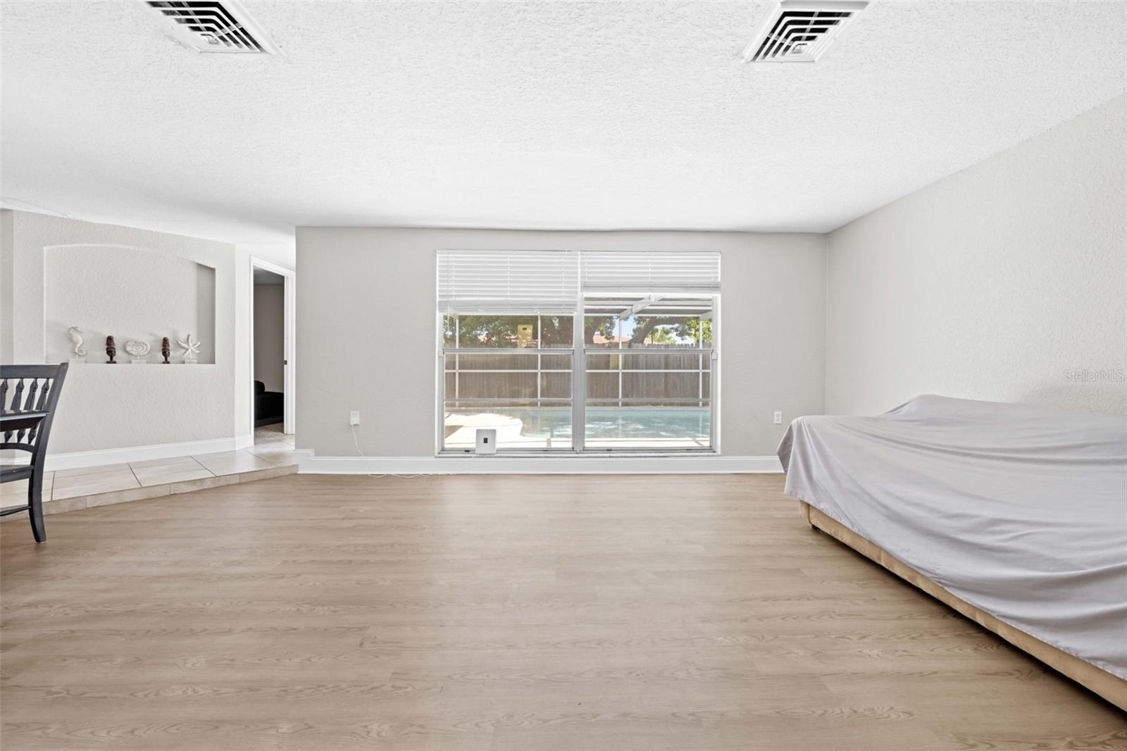 TB8516793