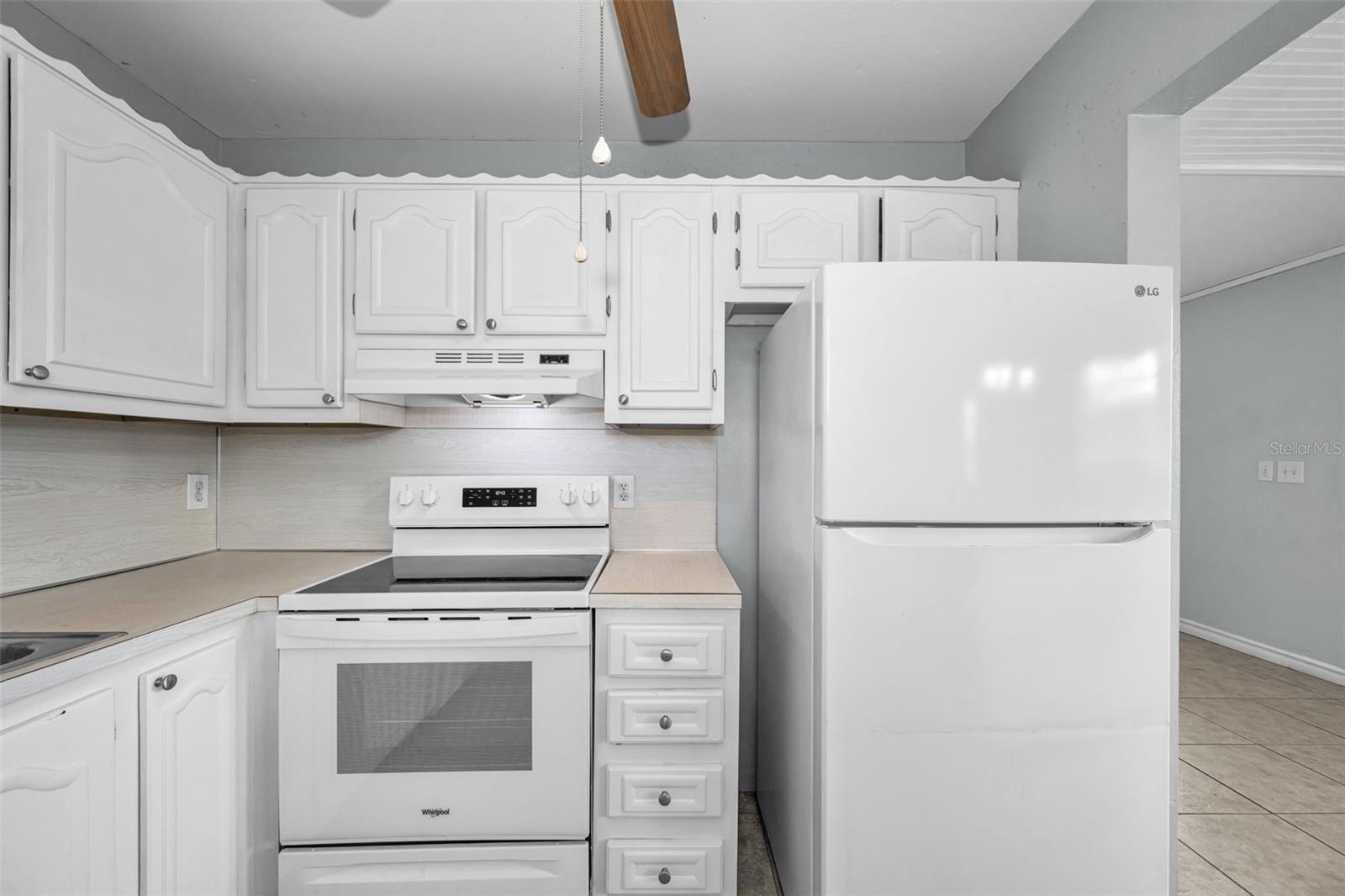 Range & Refrigerator