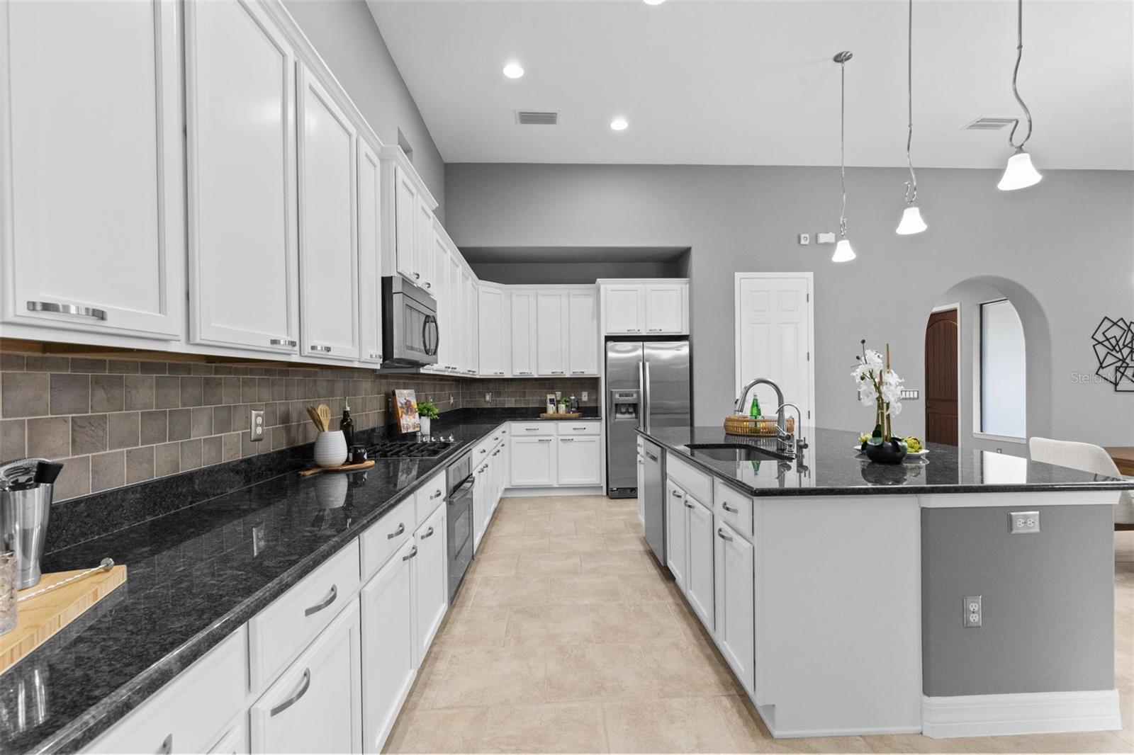 Kitchen: Expansive Countertop space