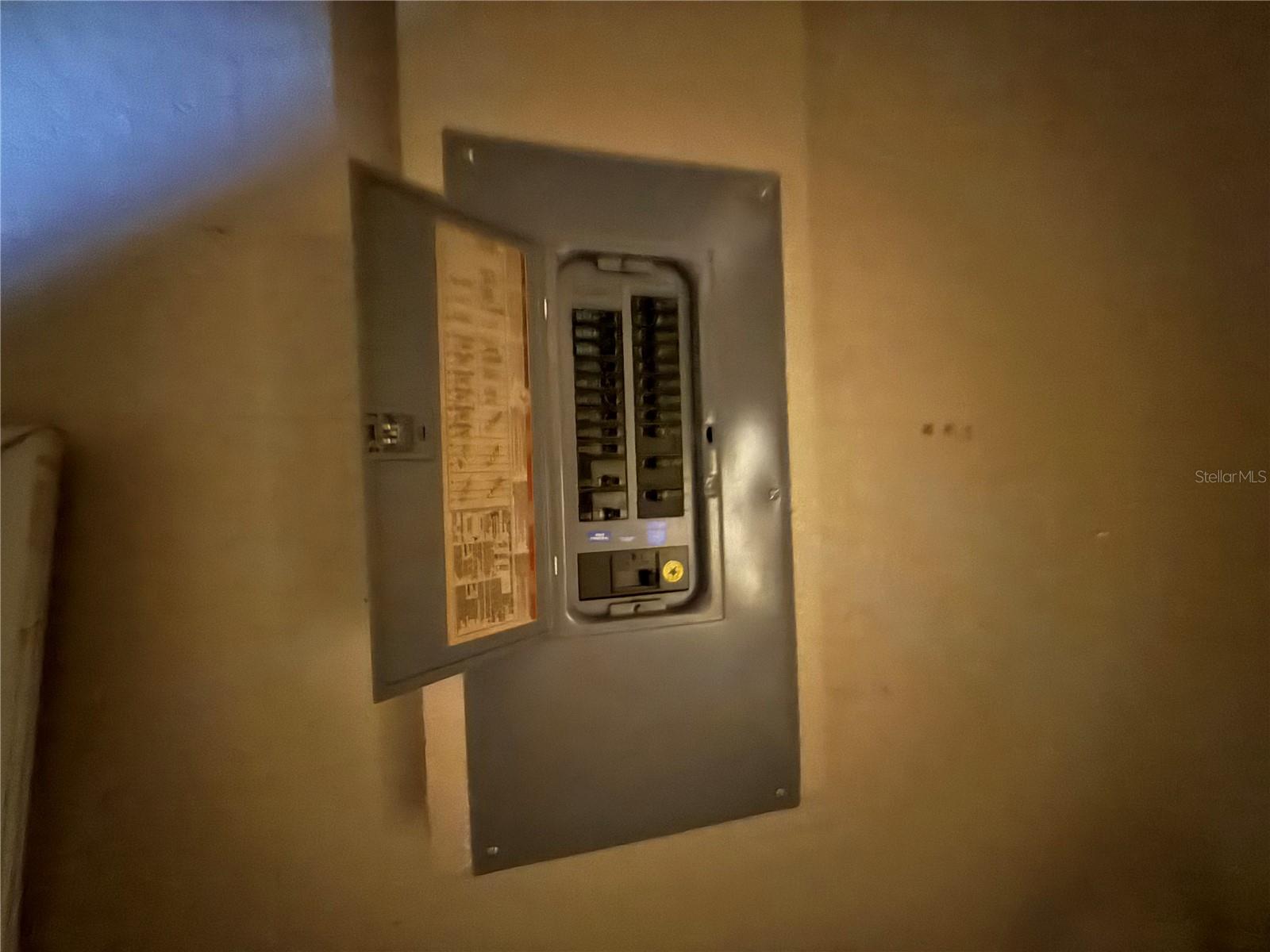 TB8516932