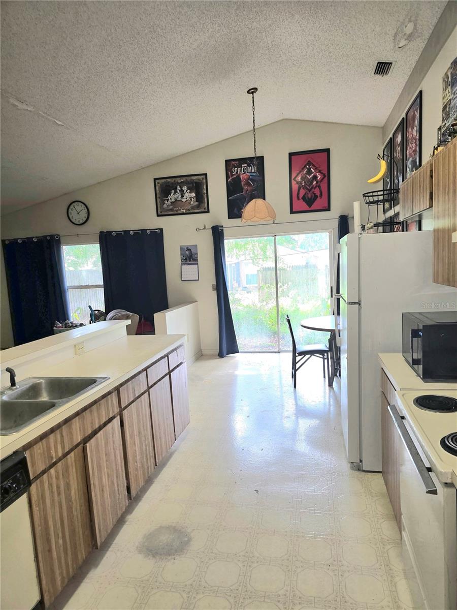 Vaulted ceiliongs in the kitchen