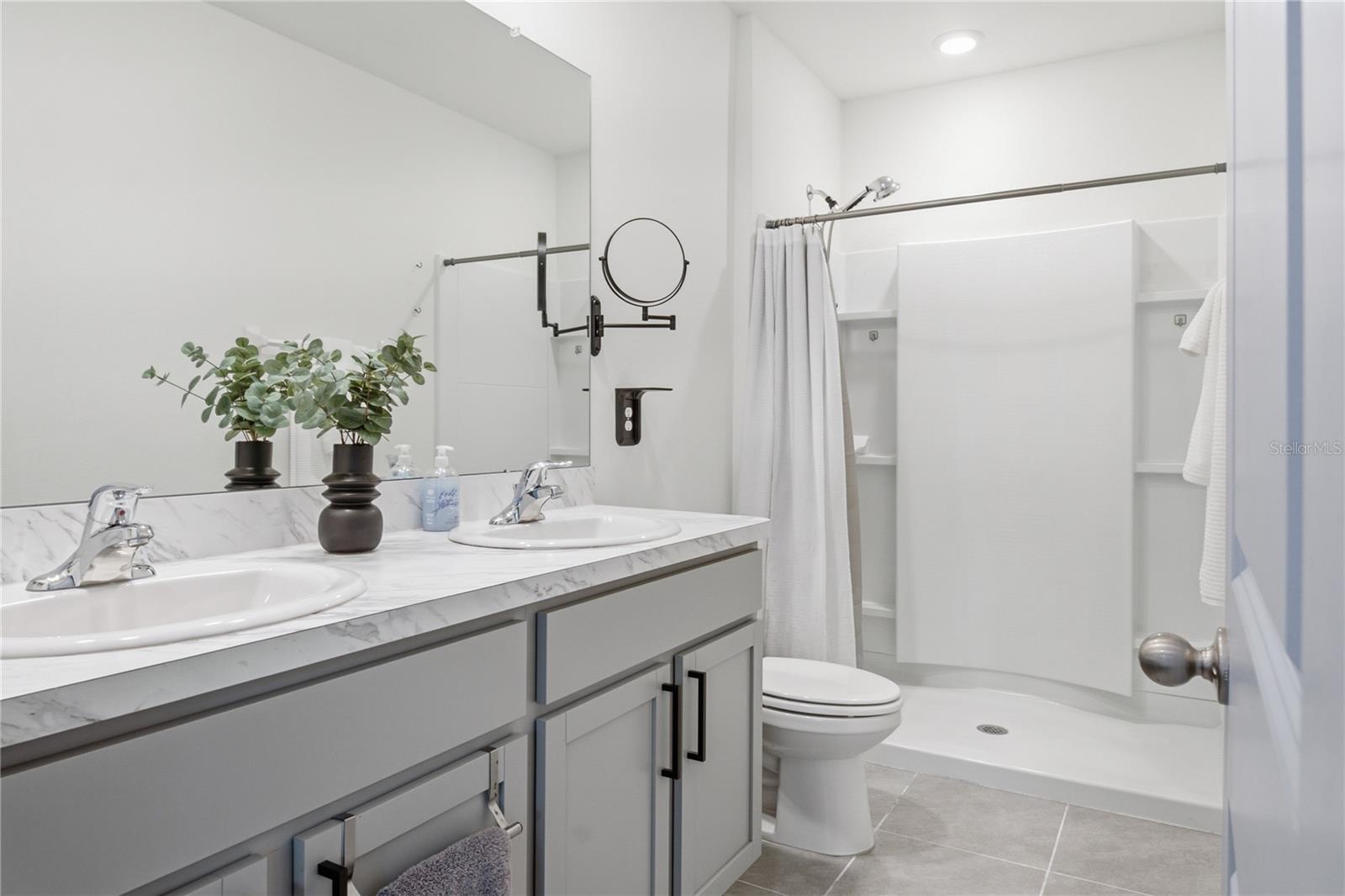 Primary En-Suite Bath