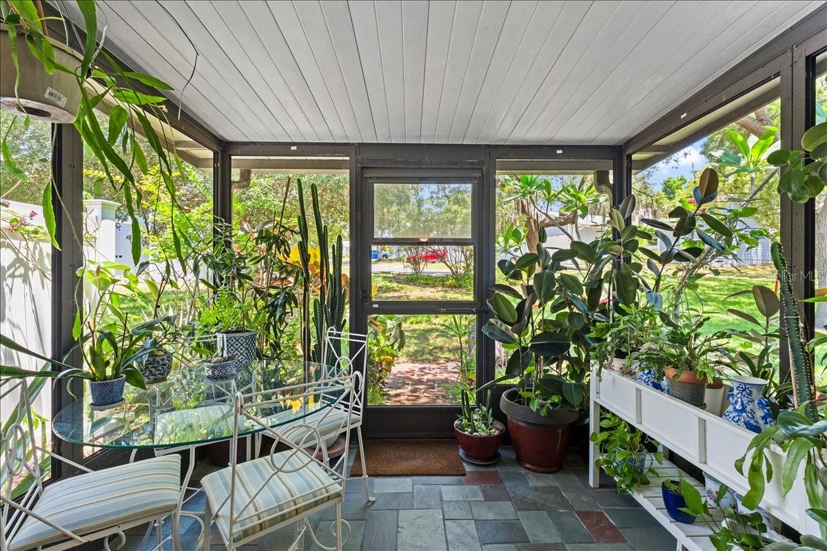 Screened & serene private patio