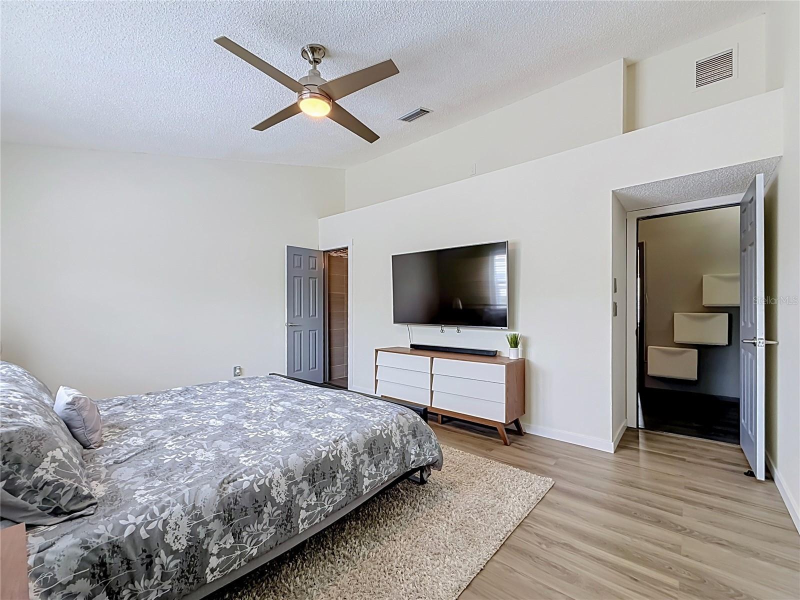 Primary BR w/ vaulted ceiling & ensuite bath