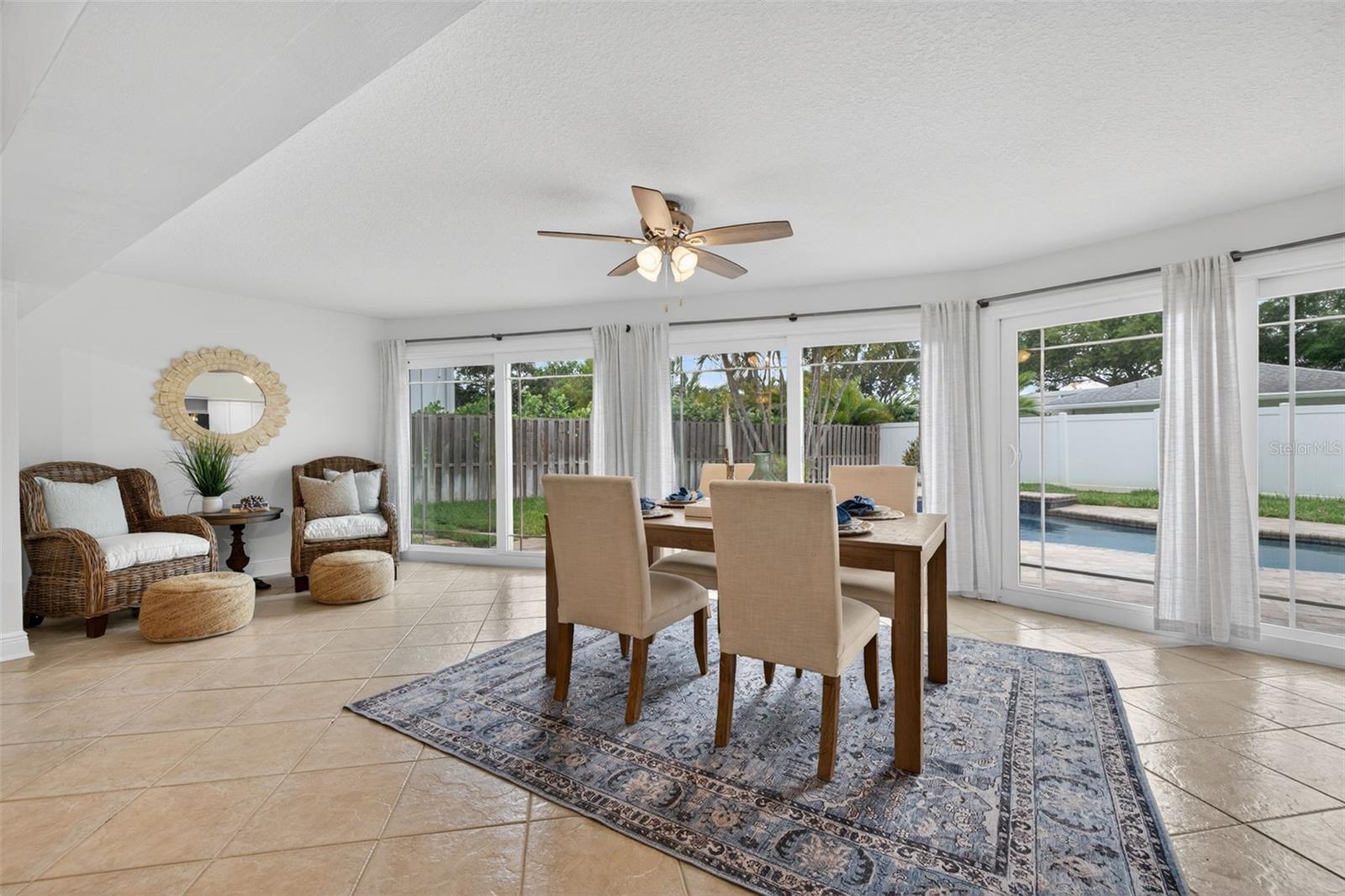 Sun room / Dining