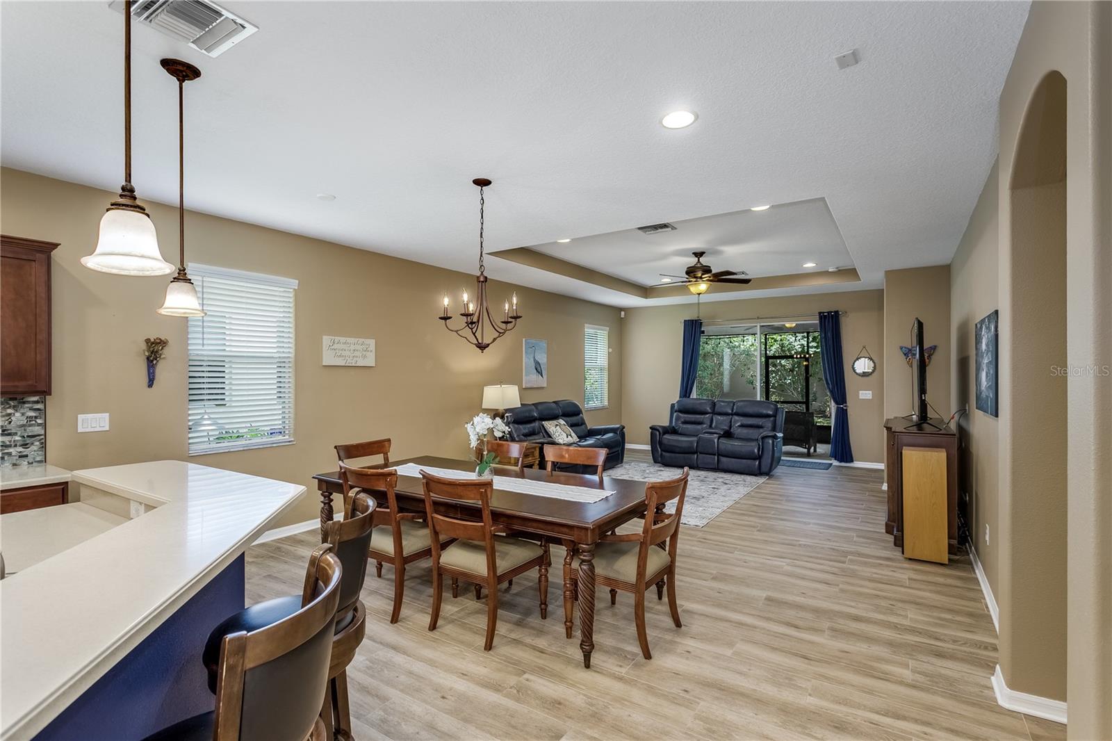 Kitchen, Diningroom and lLvingroom