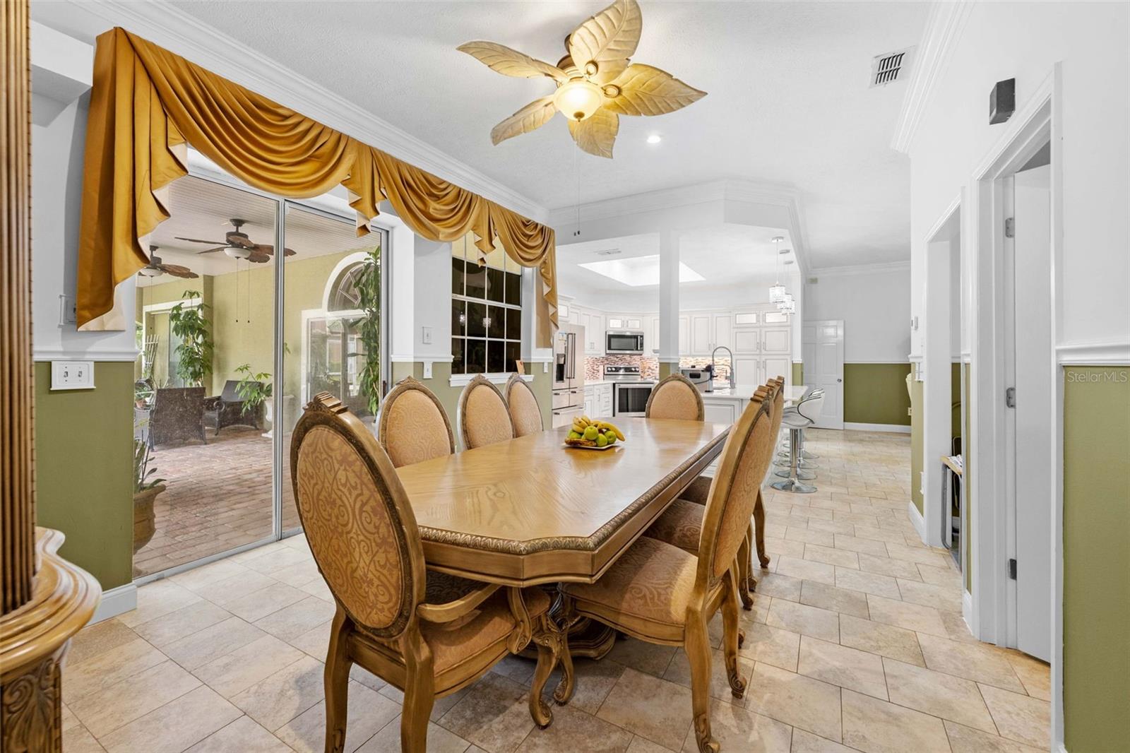 family dining easy access to pool