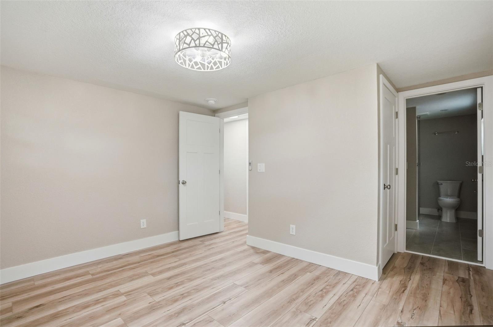 Primary BR with en suite bath & walk-in closet
