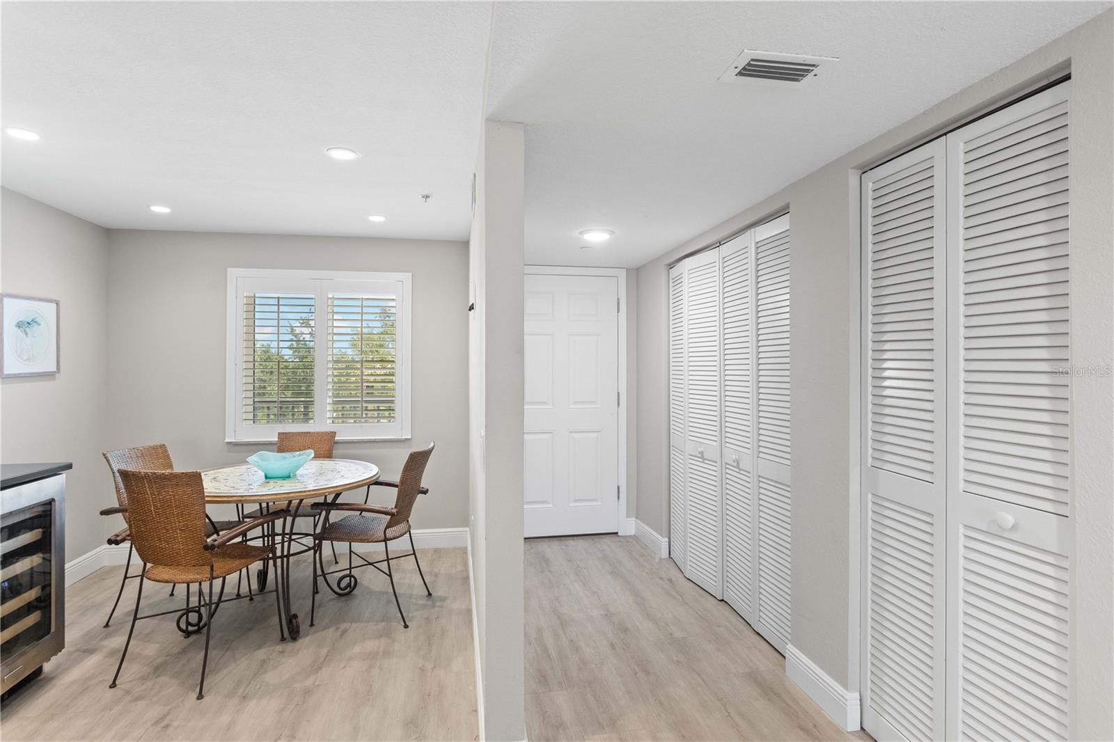 Foyer & Dine-In Kitchen Area