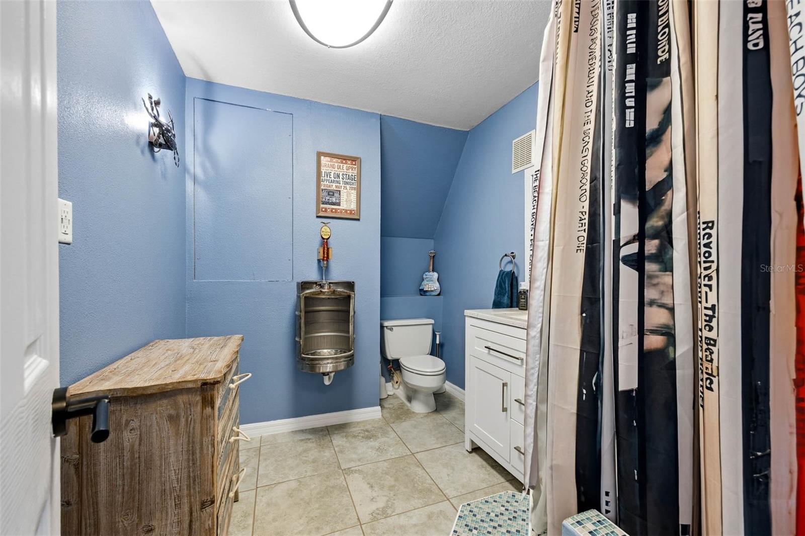 Full bathroom on the ground floor, ideal for rinsing off after a day on the water!