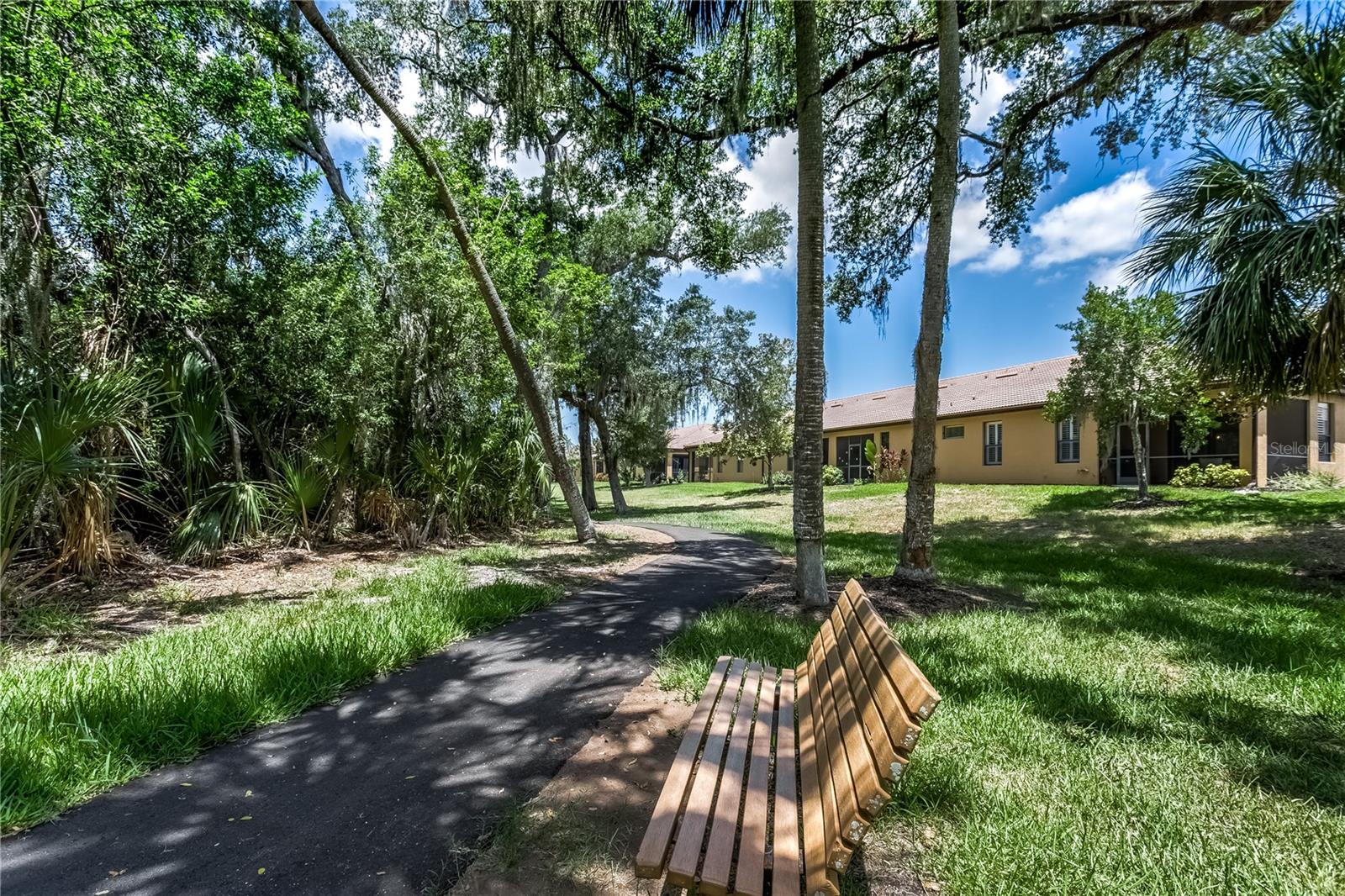Walking trail befind the villa