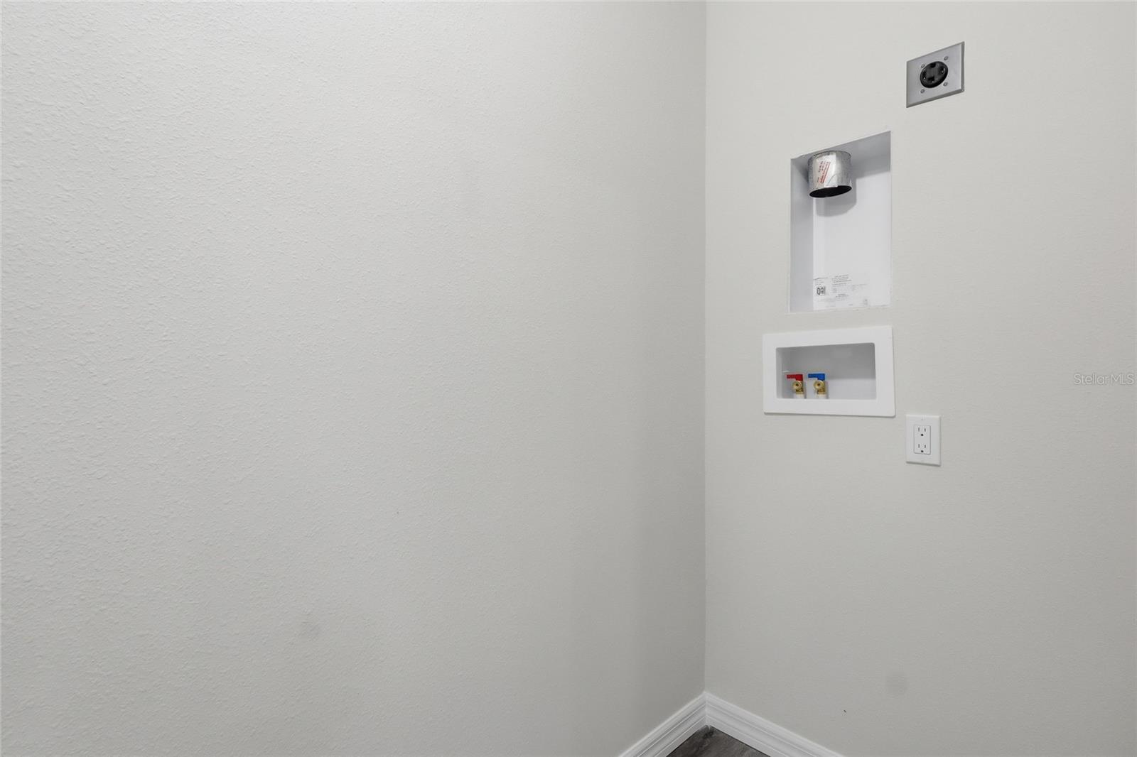TB8517543